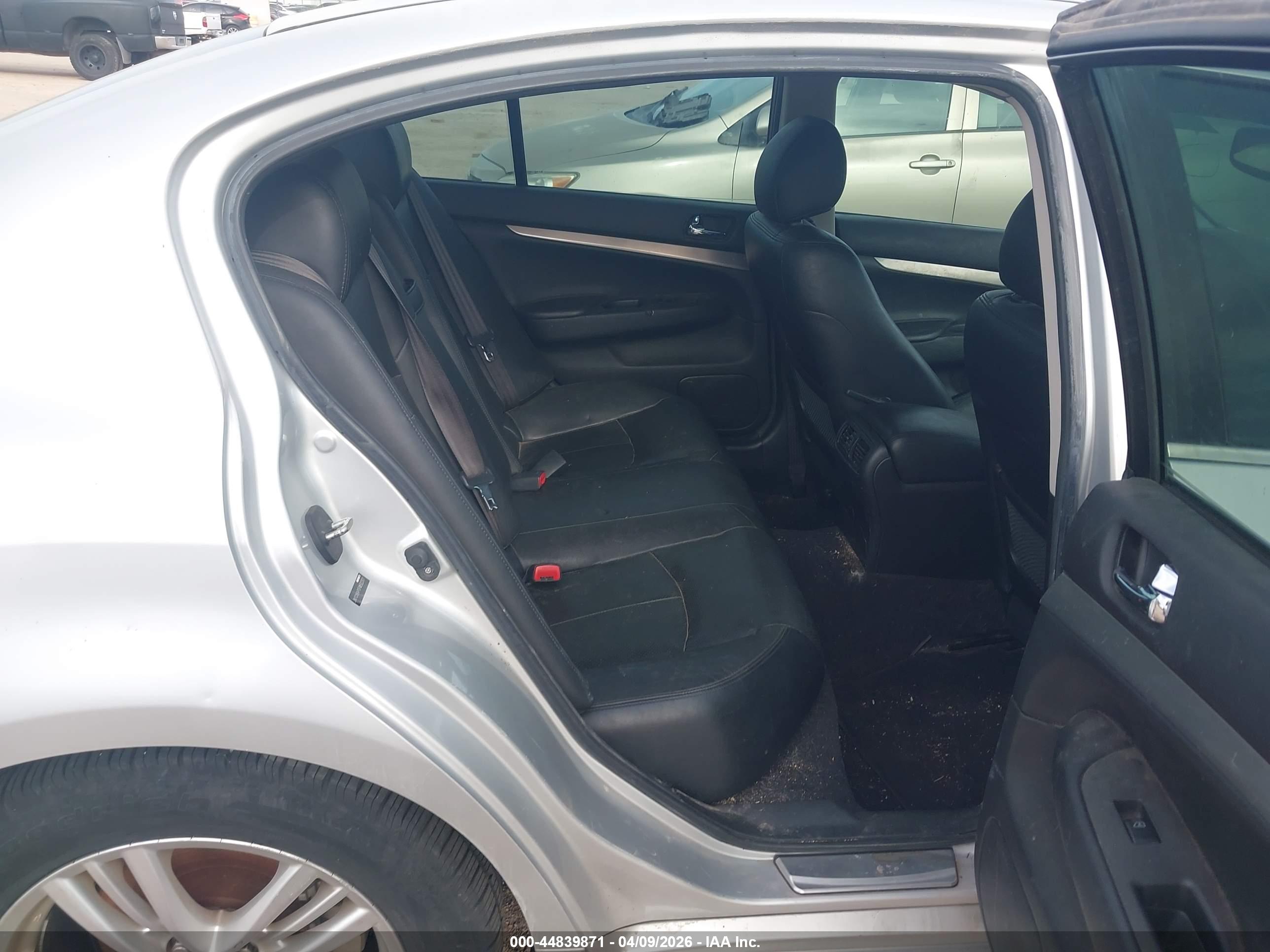 INFINITI Q40 image 8