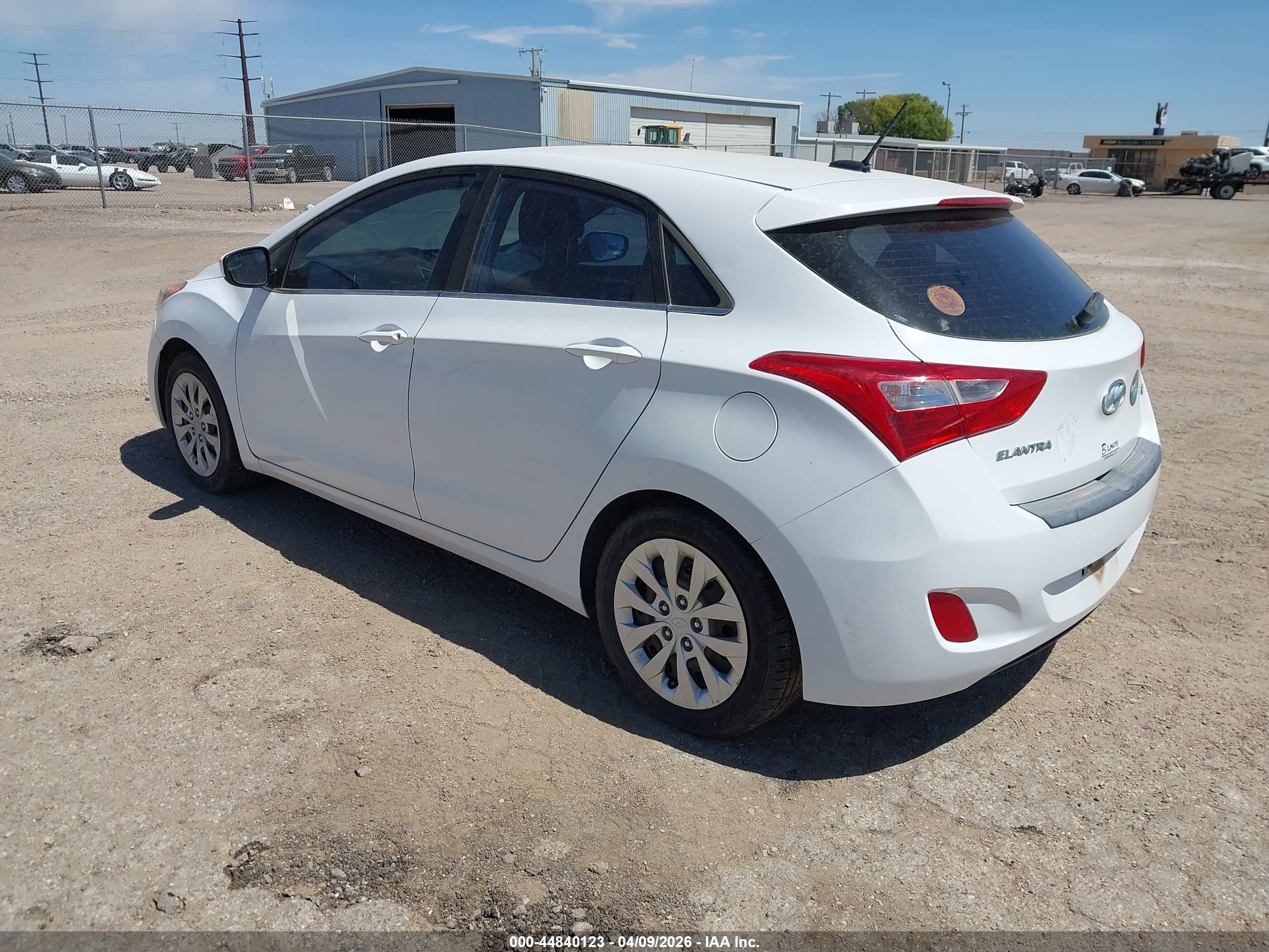 HYUNDAI ELANTRA image 3