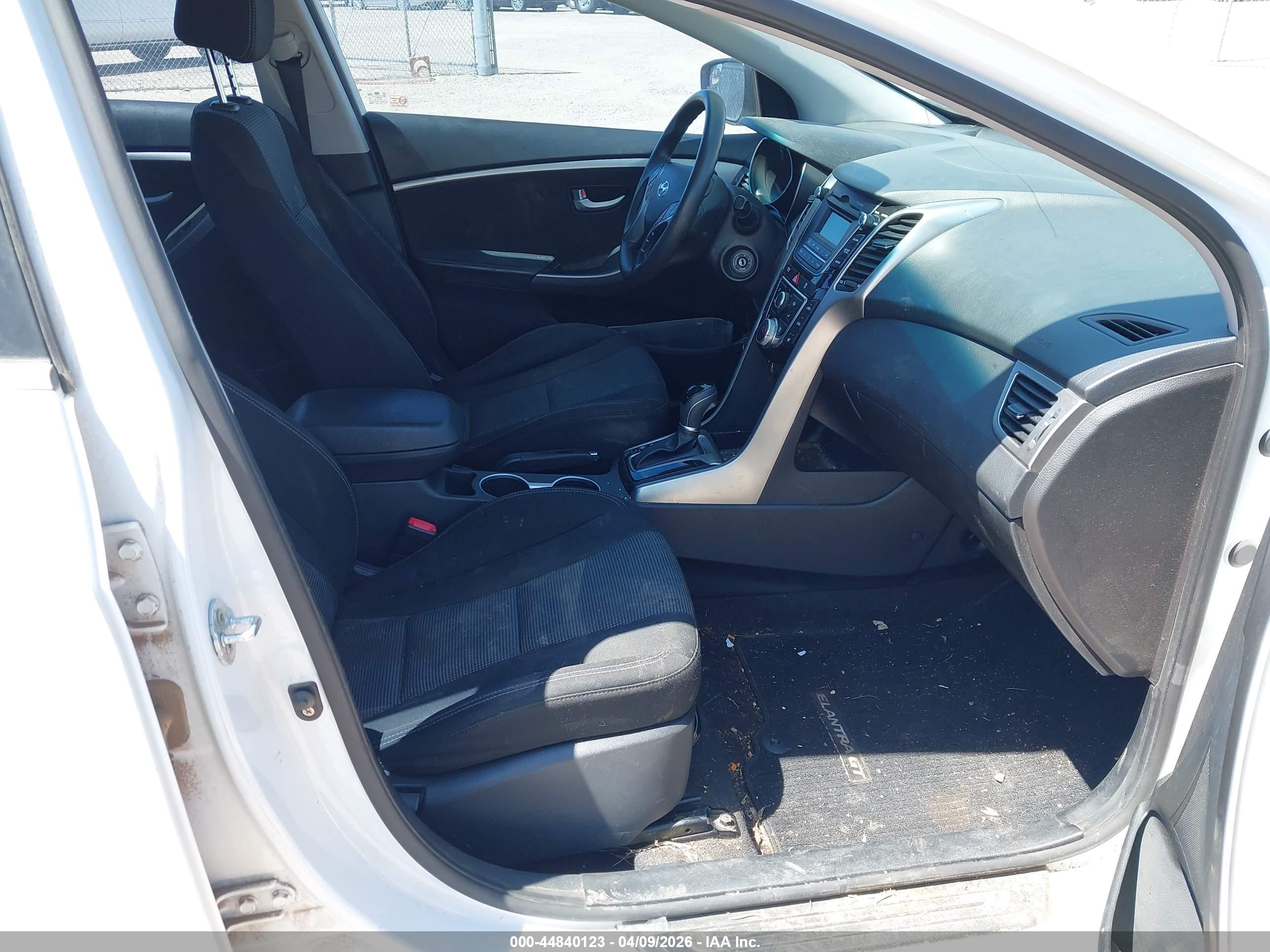 HYUNDAI ELANTRA image 5