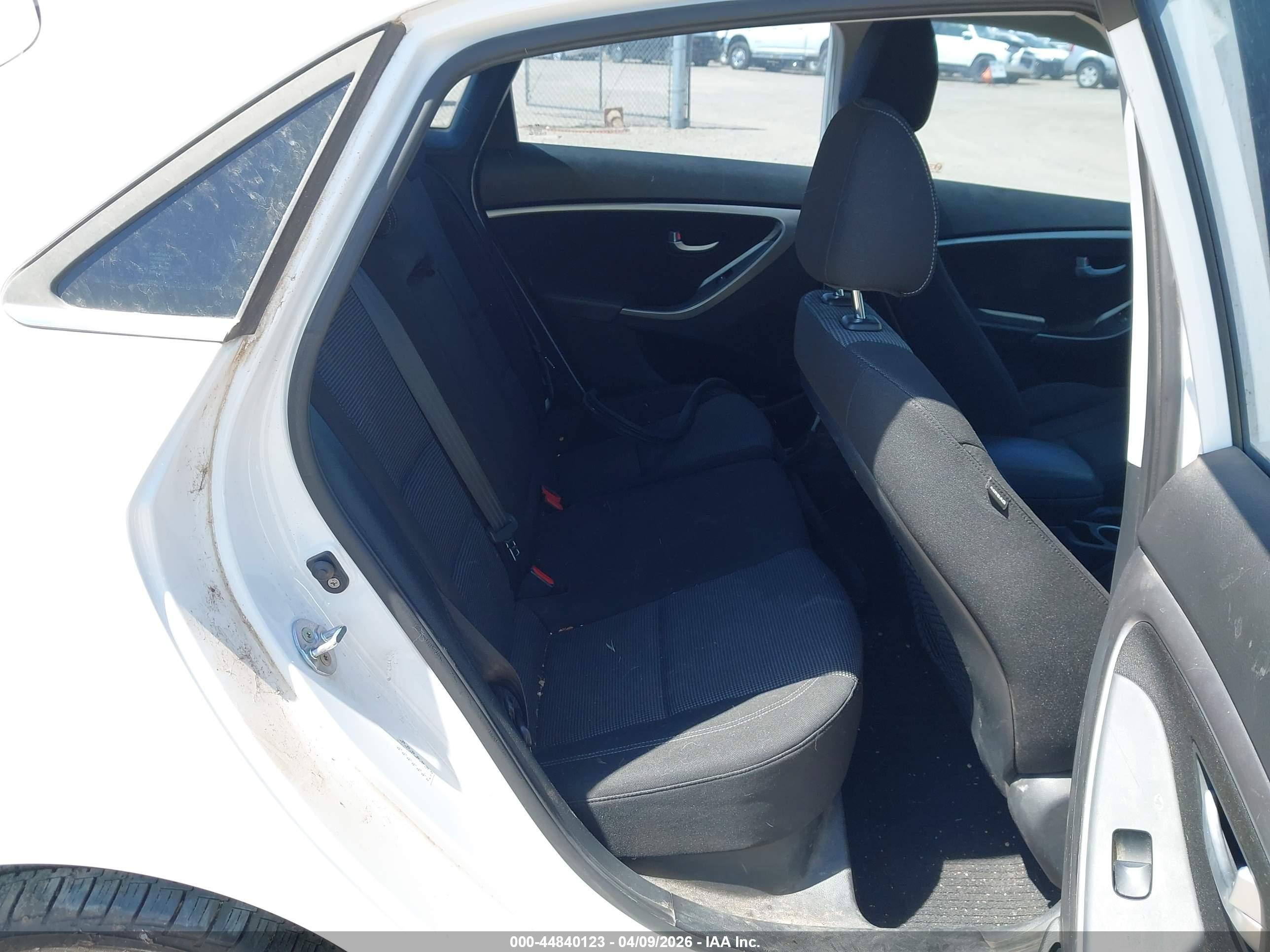 HYUNDAI ELANTRA image 8