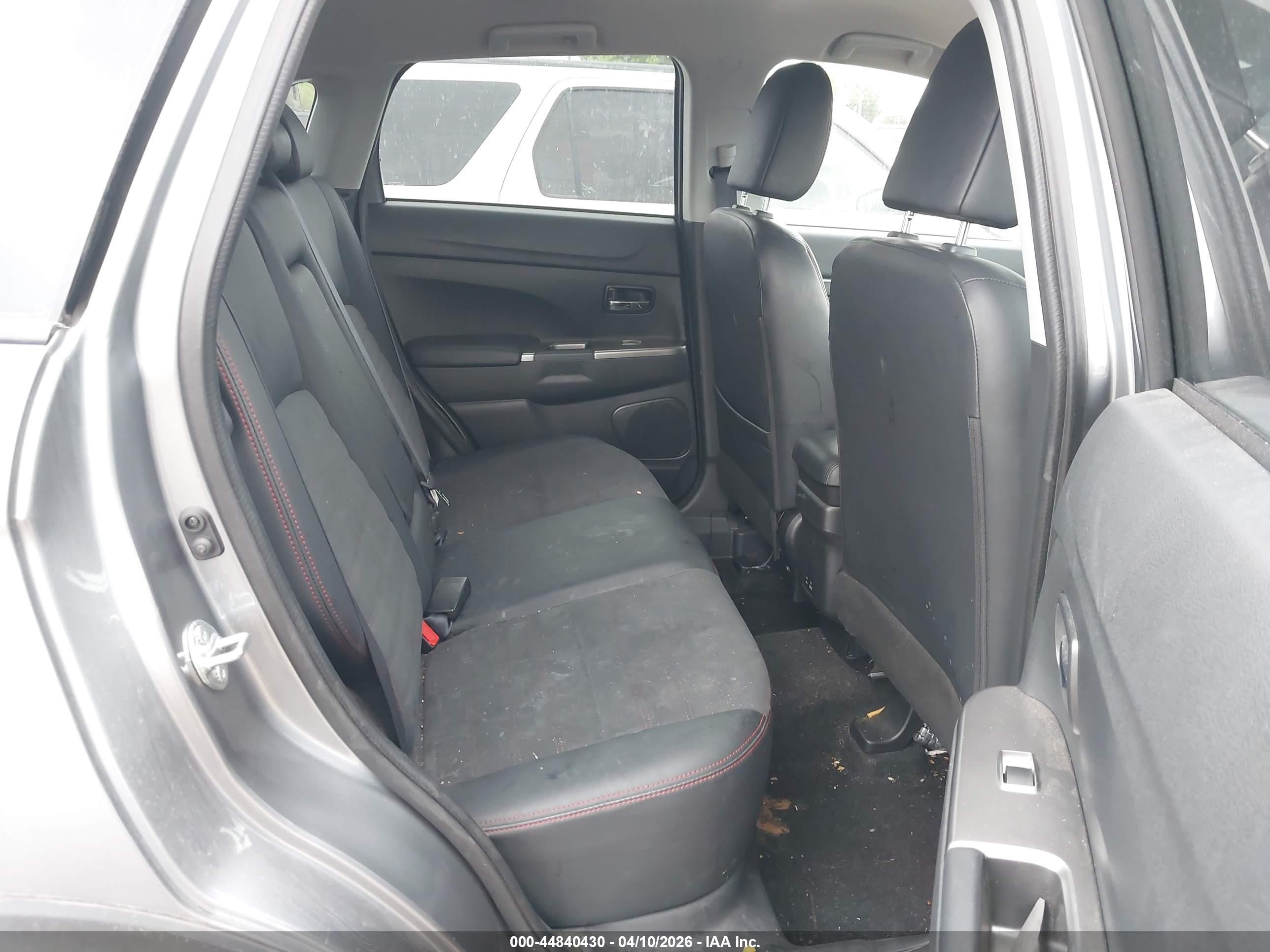 MITSUBISHI OUTLANDER image 8