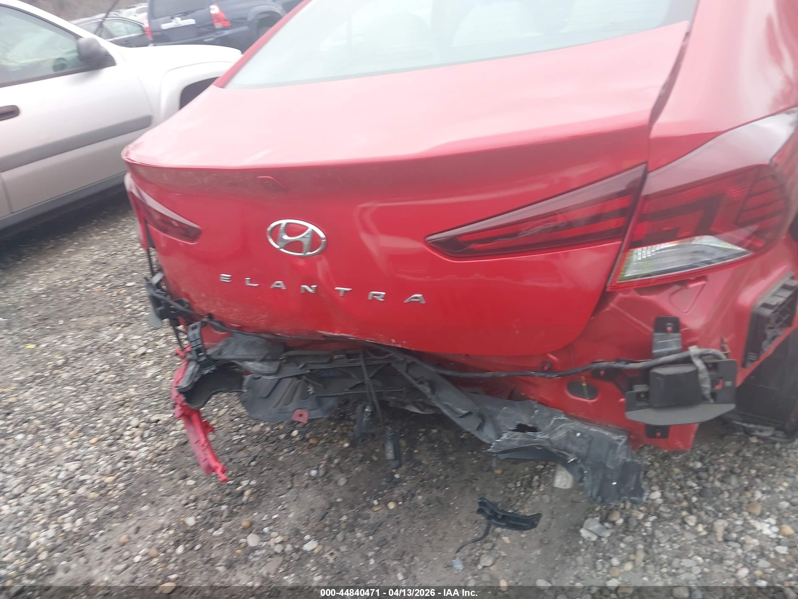 HYUNDAI ELANTRA image 6