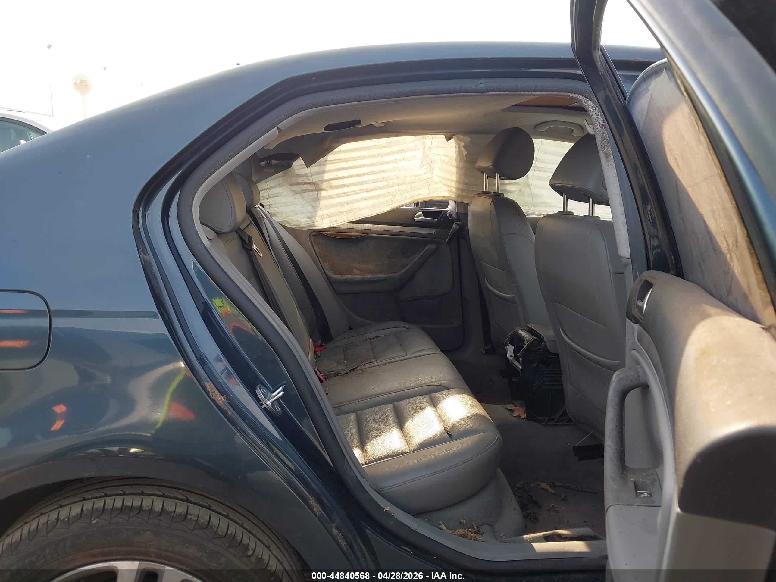 VOLKSWAGEN JETTA image 8