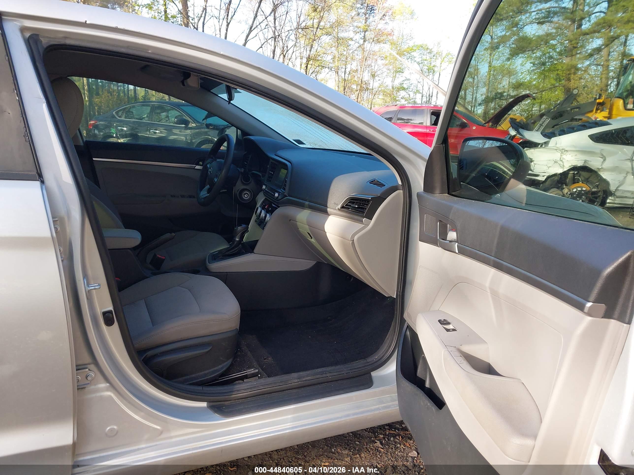 HYUNDAI ELANTRA image 5