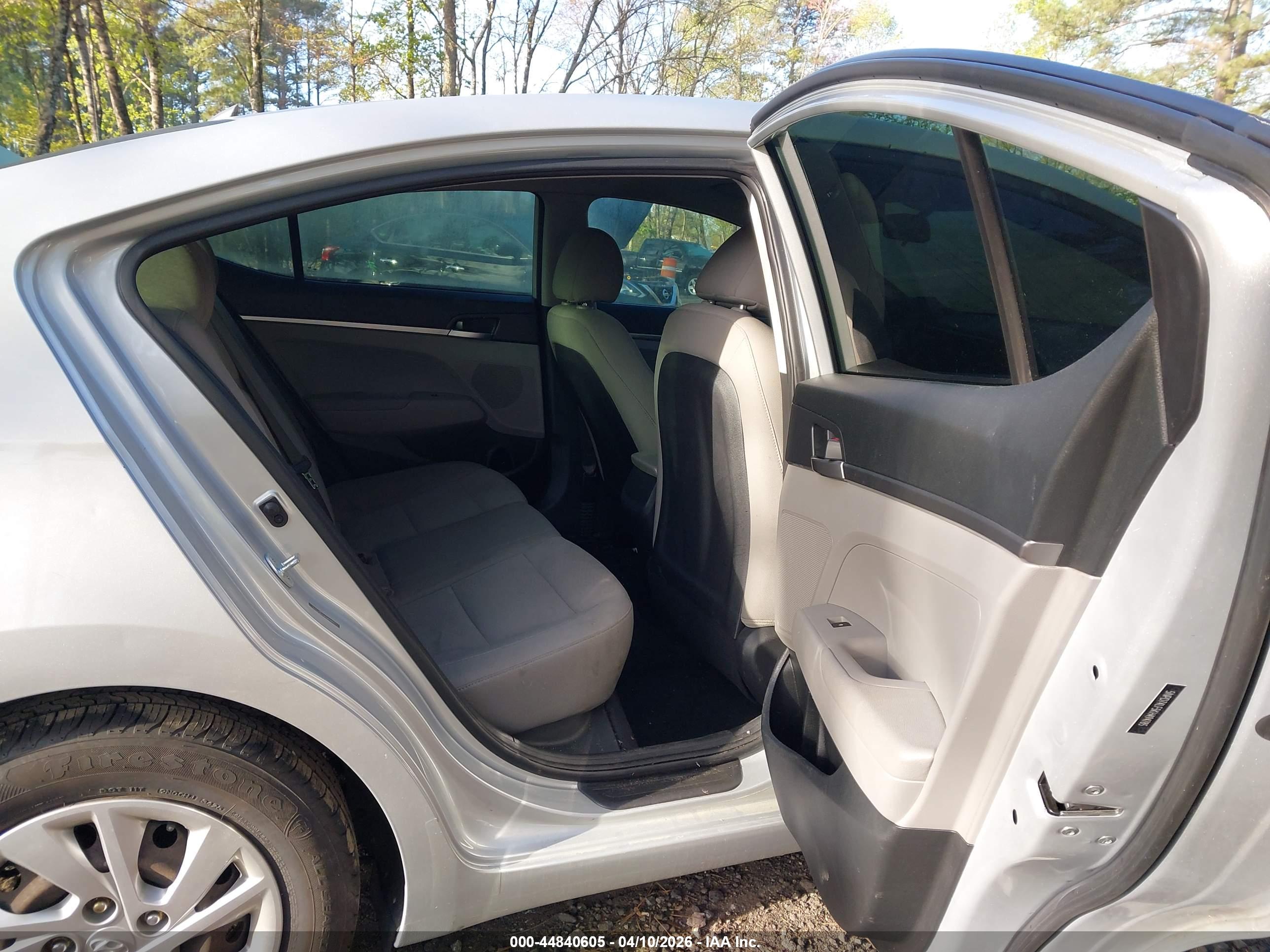 HYUNDAI ELANTRA image 8