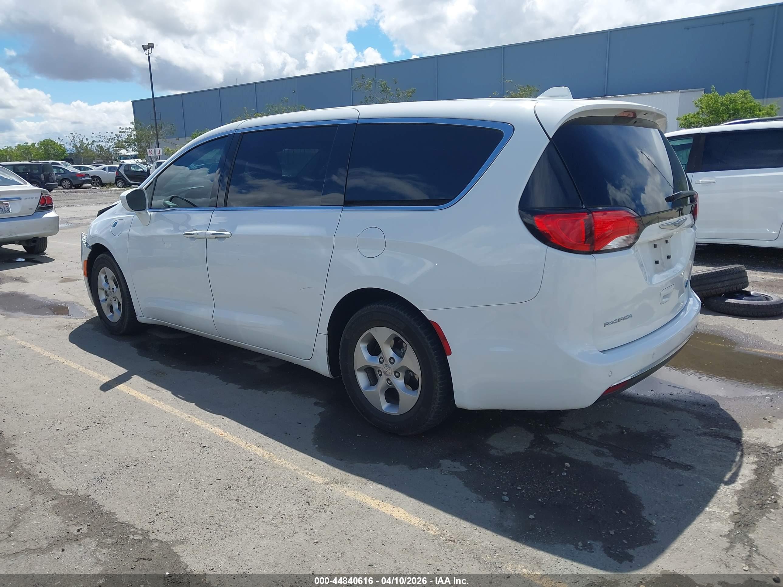 CHRYSLER PACIFICA image 3