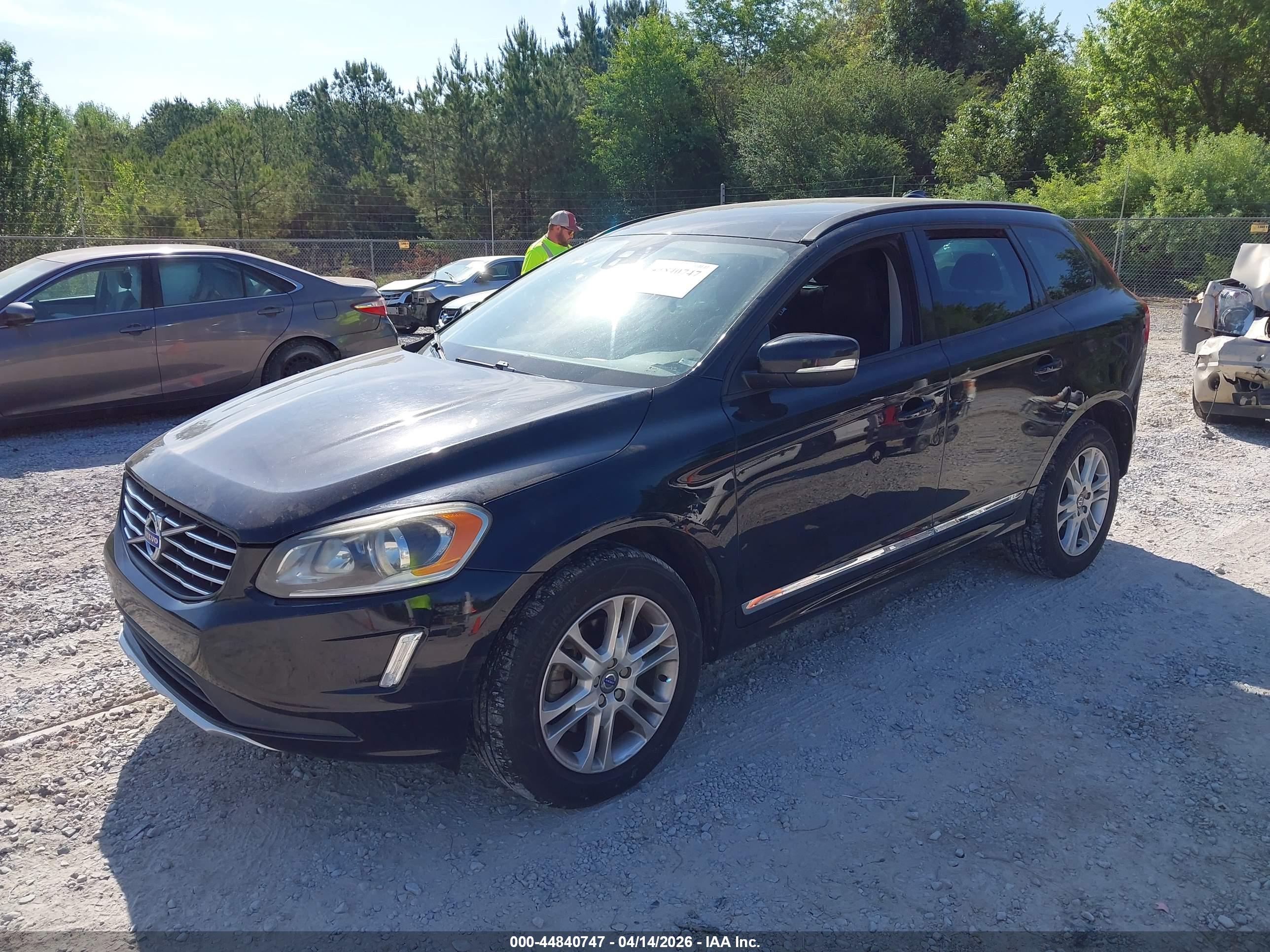 VOLVO XC60 image 2