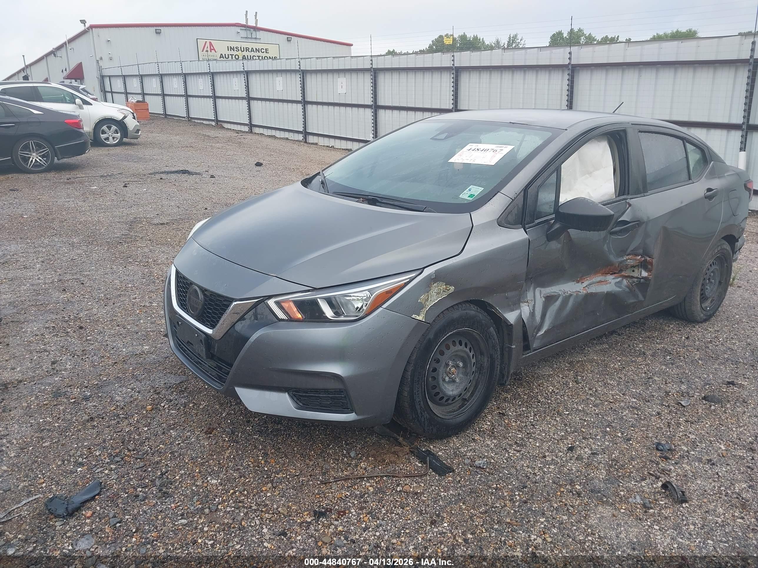 NISSAN VERSA image 2