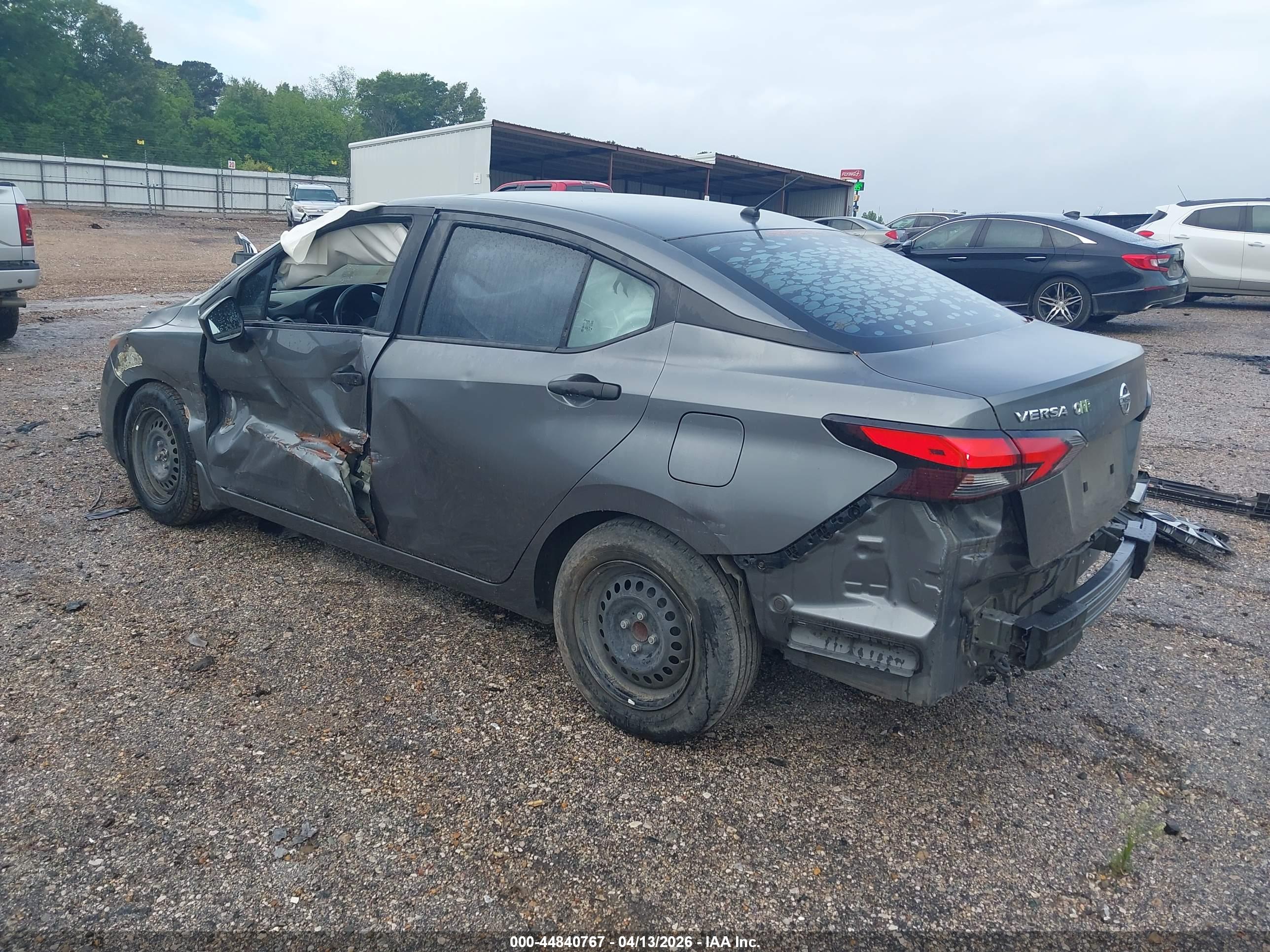 NISSAN VERSA image 3