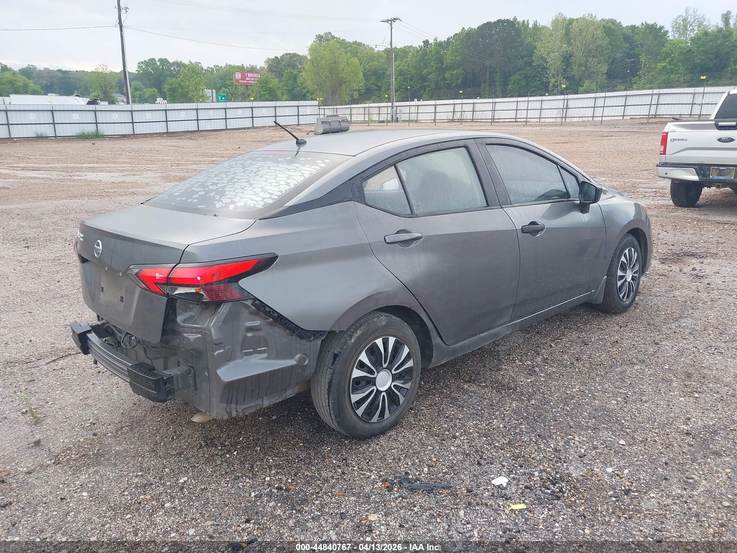 NISSAN VERSA image 4