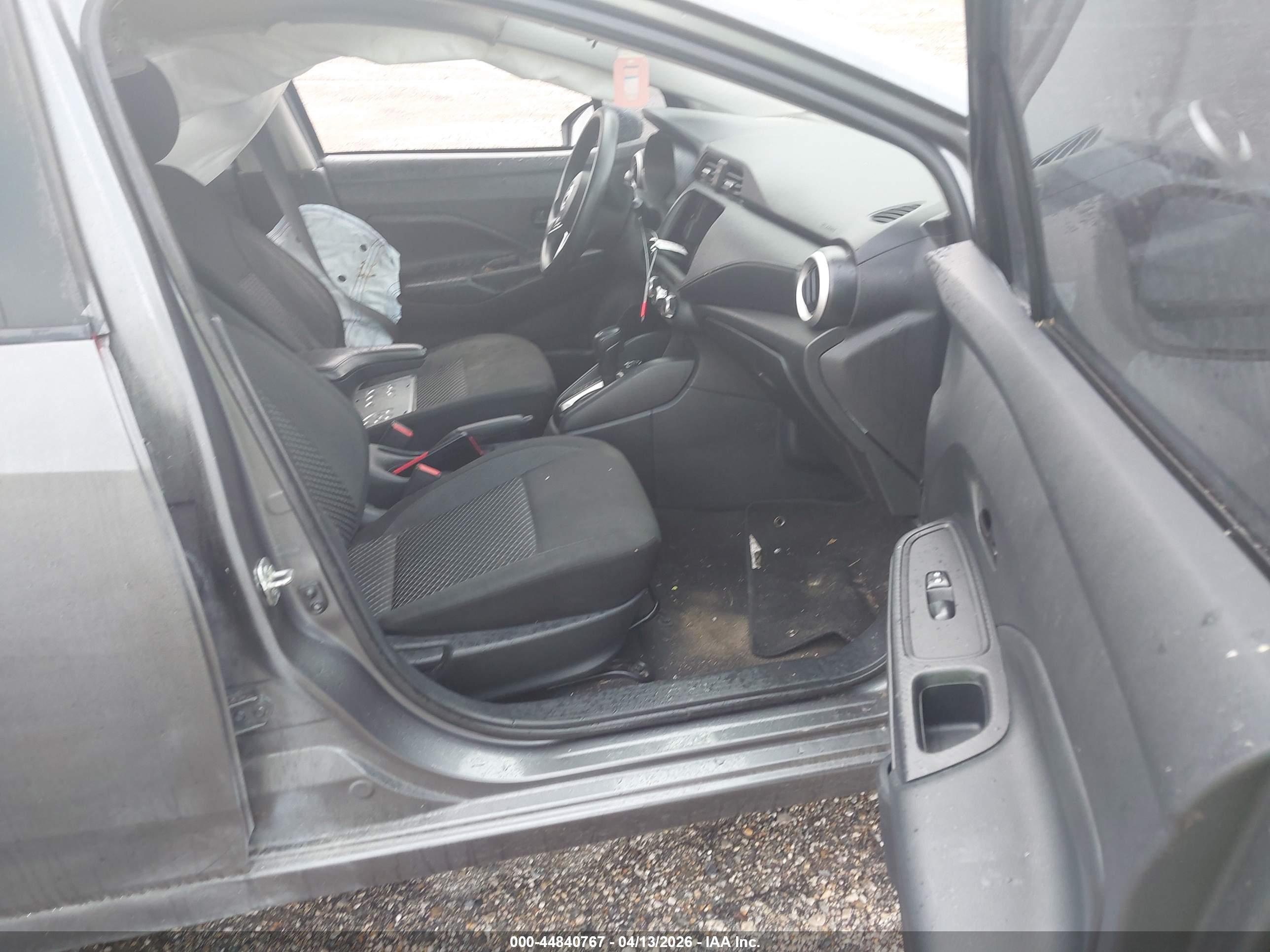NISSAN VERSA image 5