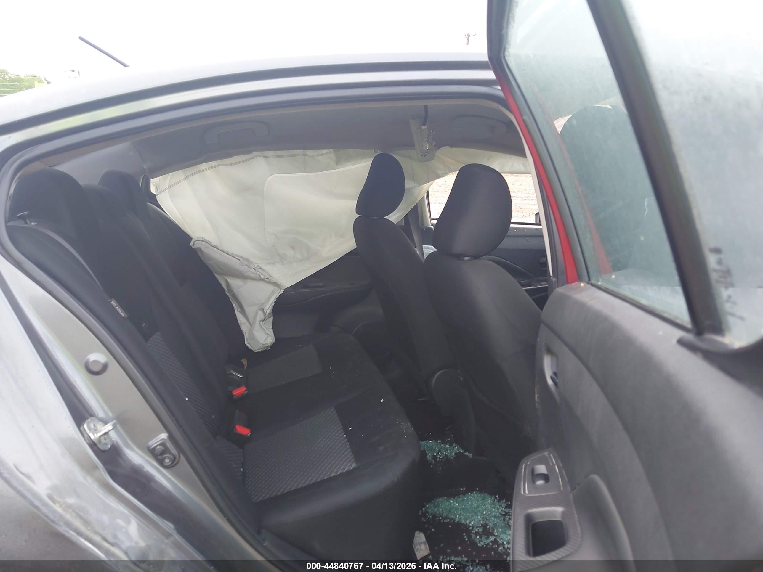 NISSAN VERSA image 8