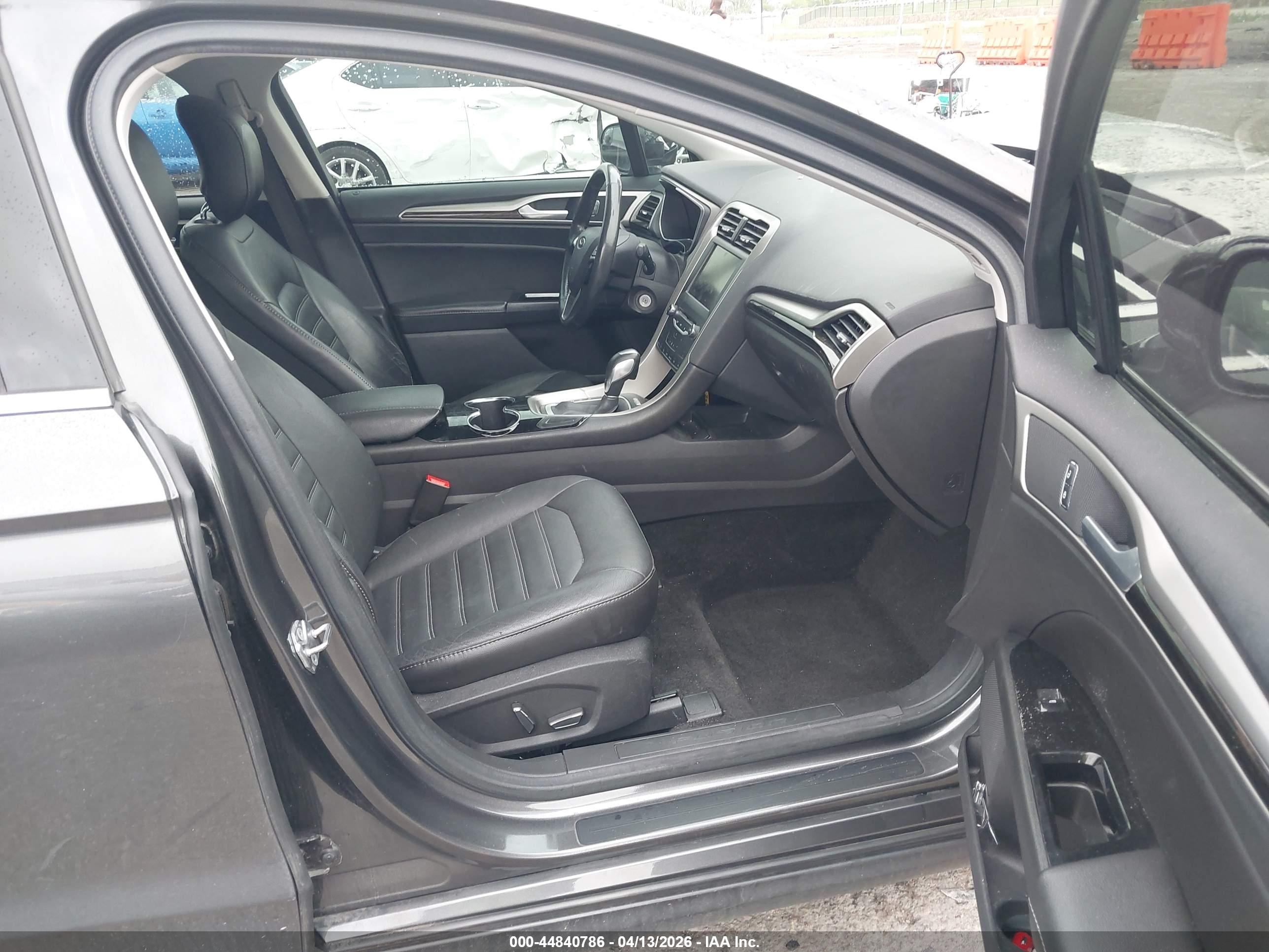 FORD FUSION image 5
