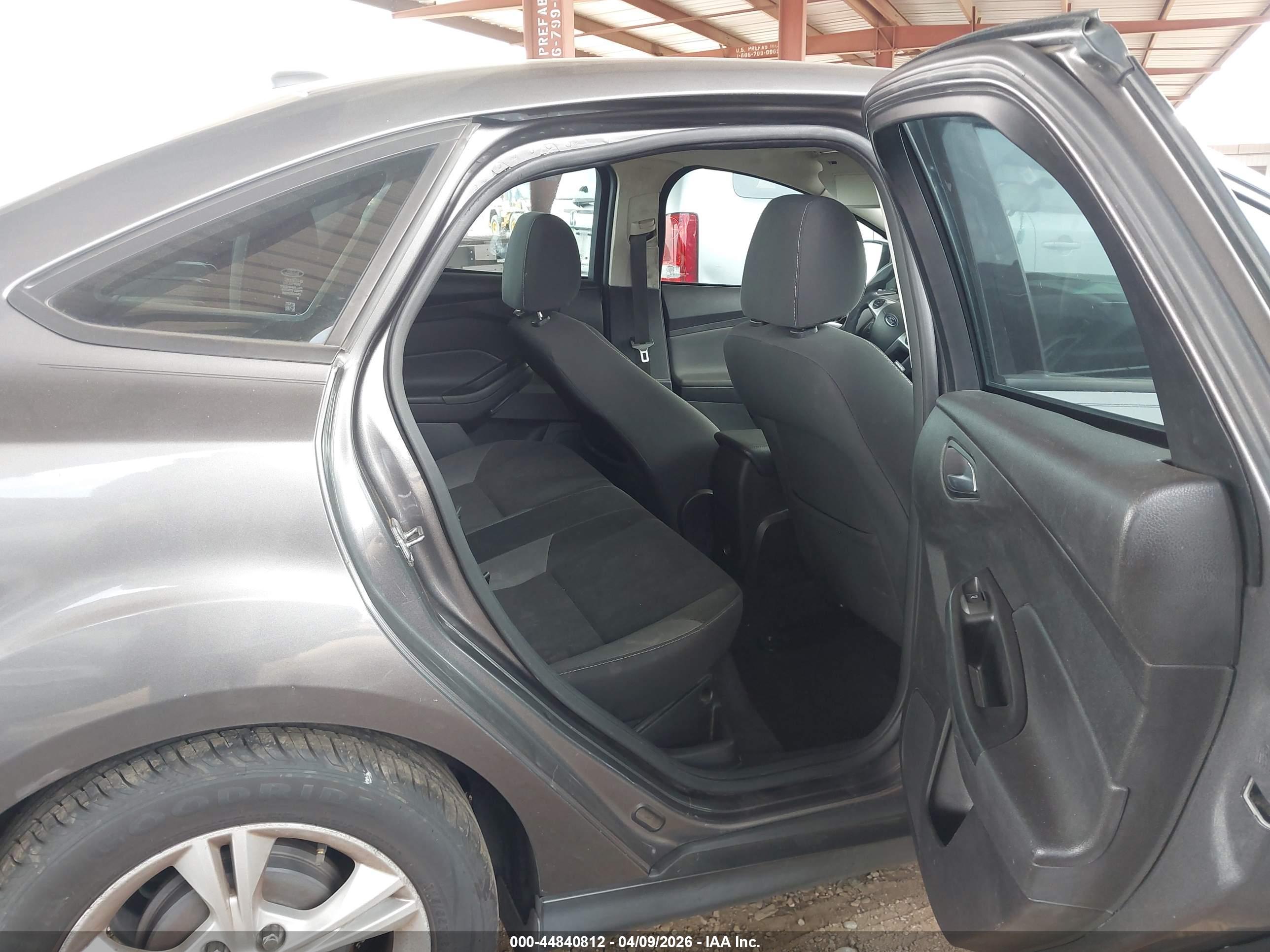FORD FOCUS image 8