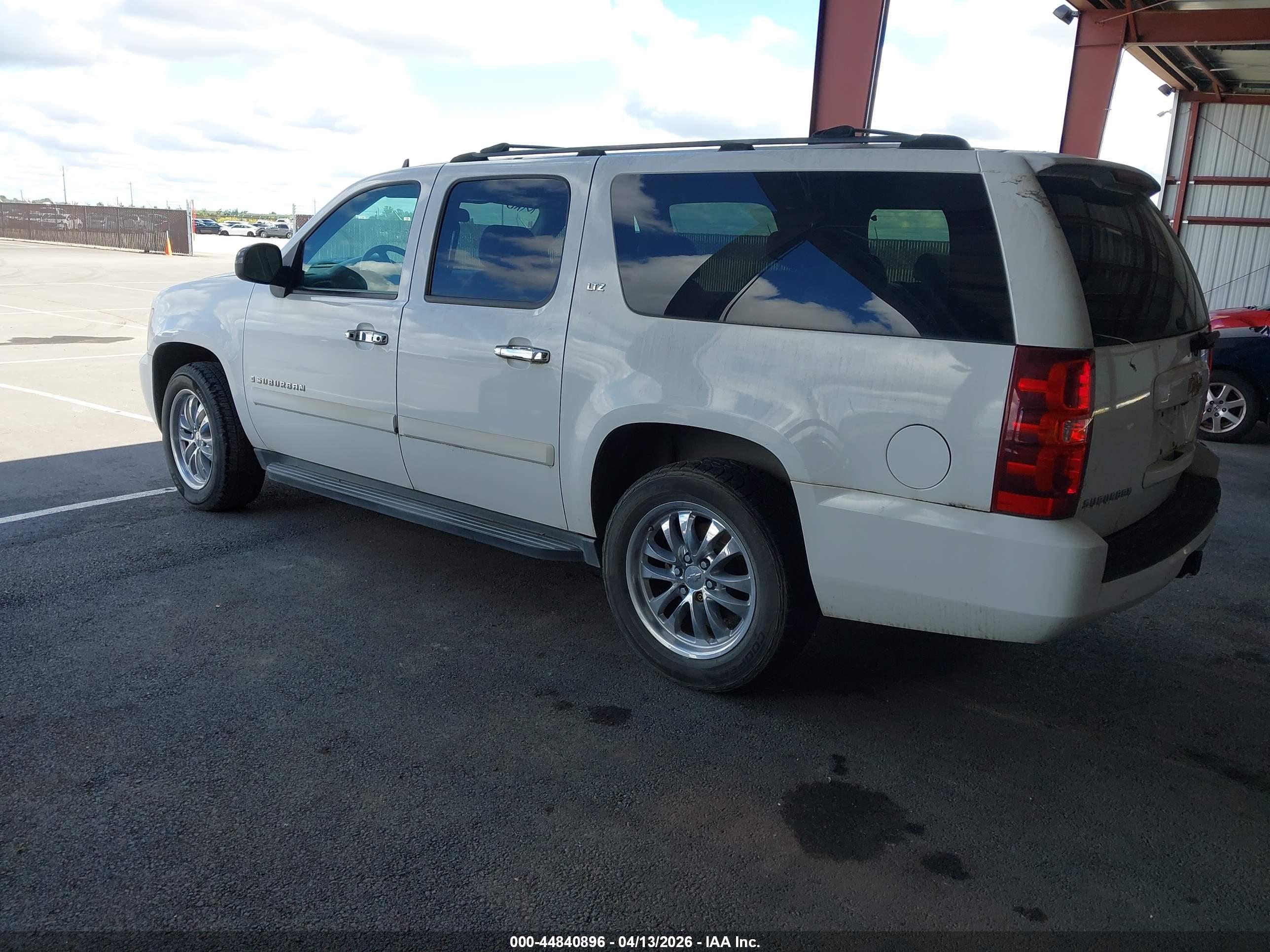 CHEVROLET SUBURBAN image 3