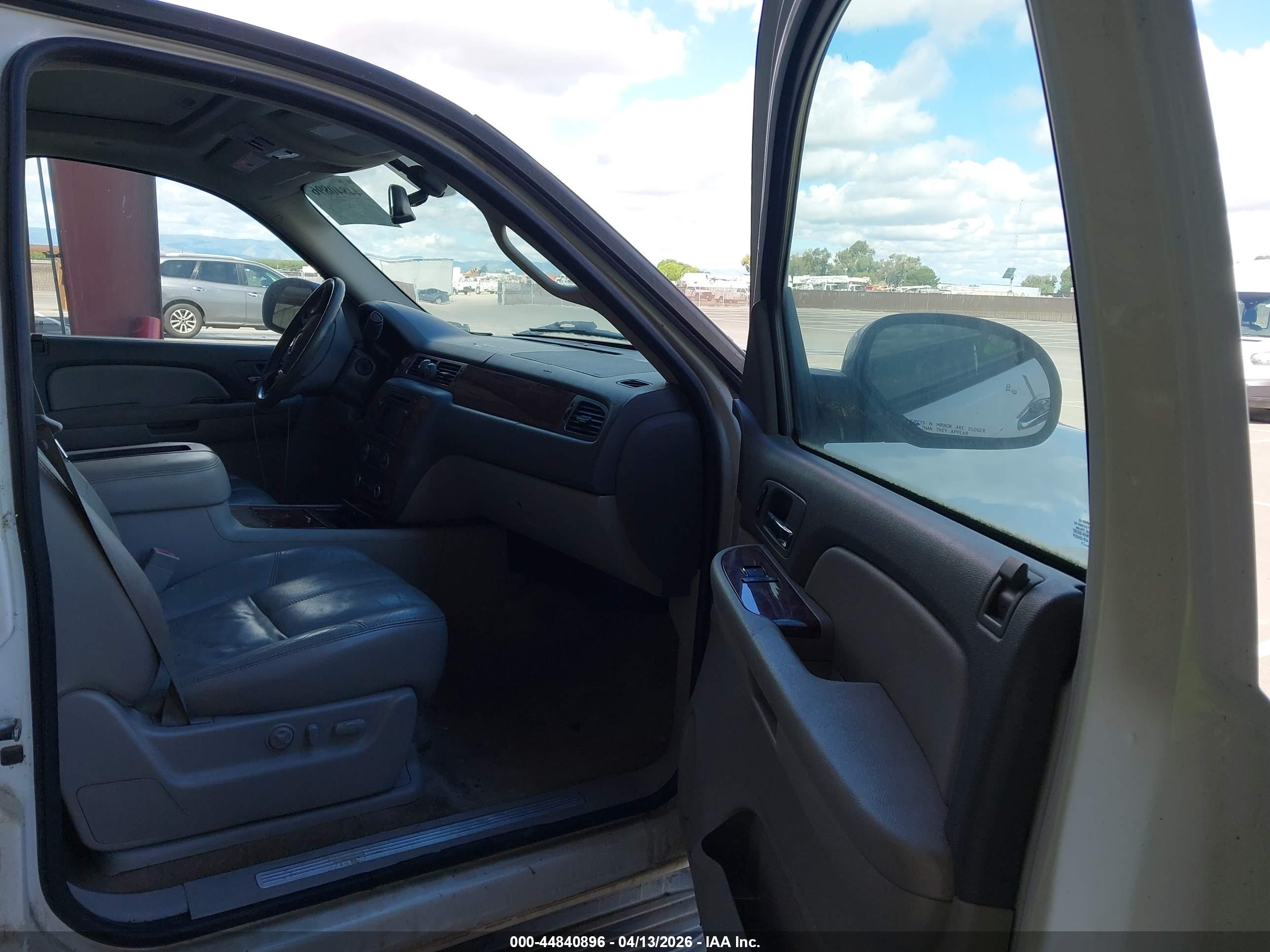 CHEVROLET SUBURBAN image 5