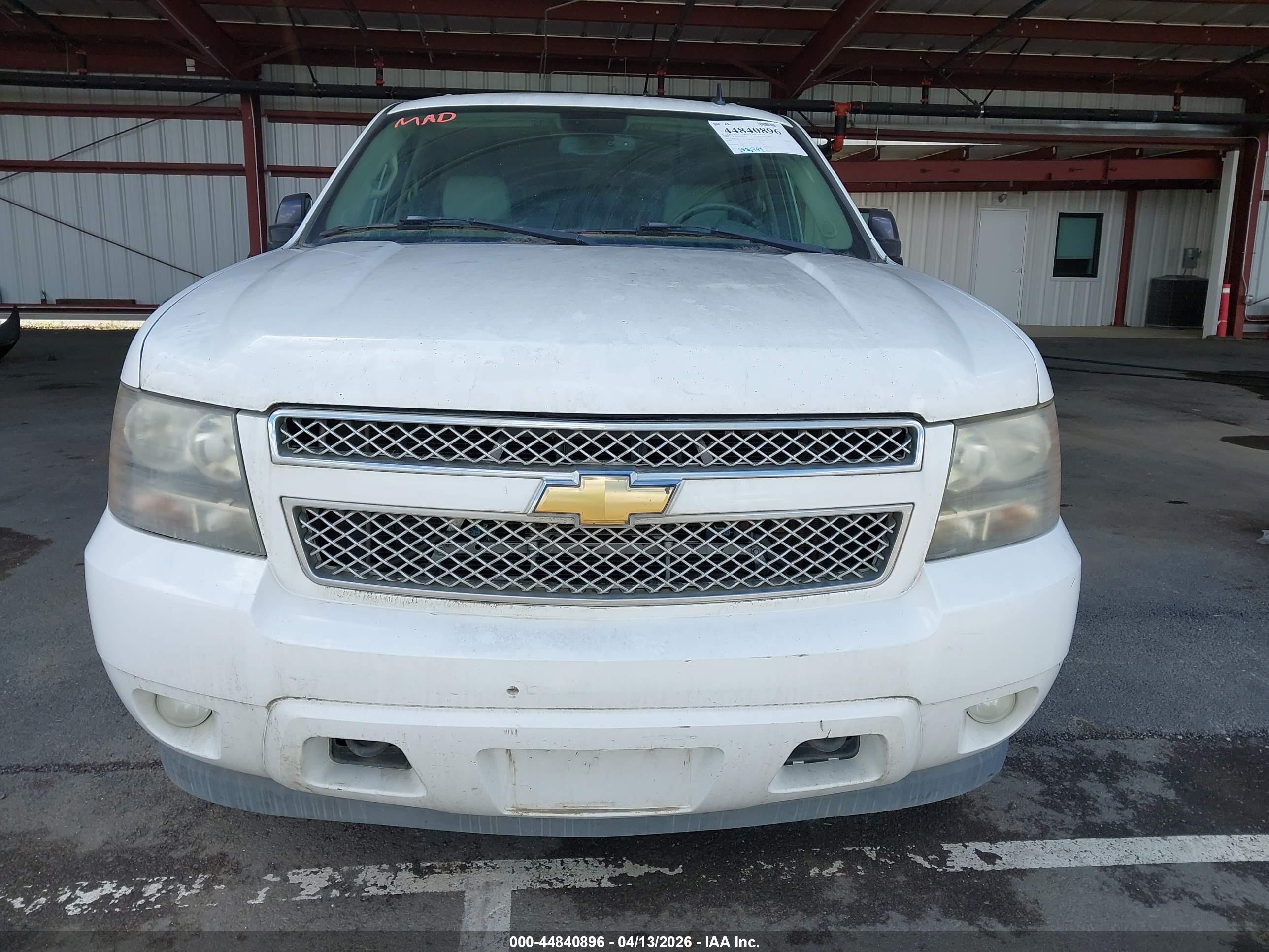 CHEVROLET SUBURBAN image 6