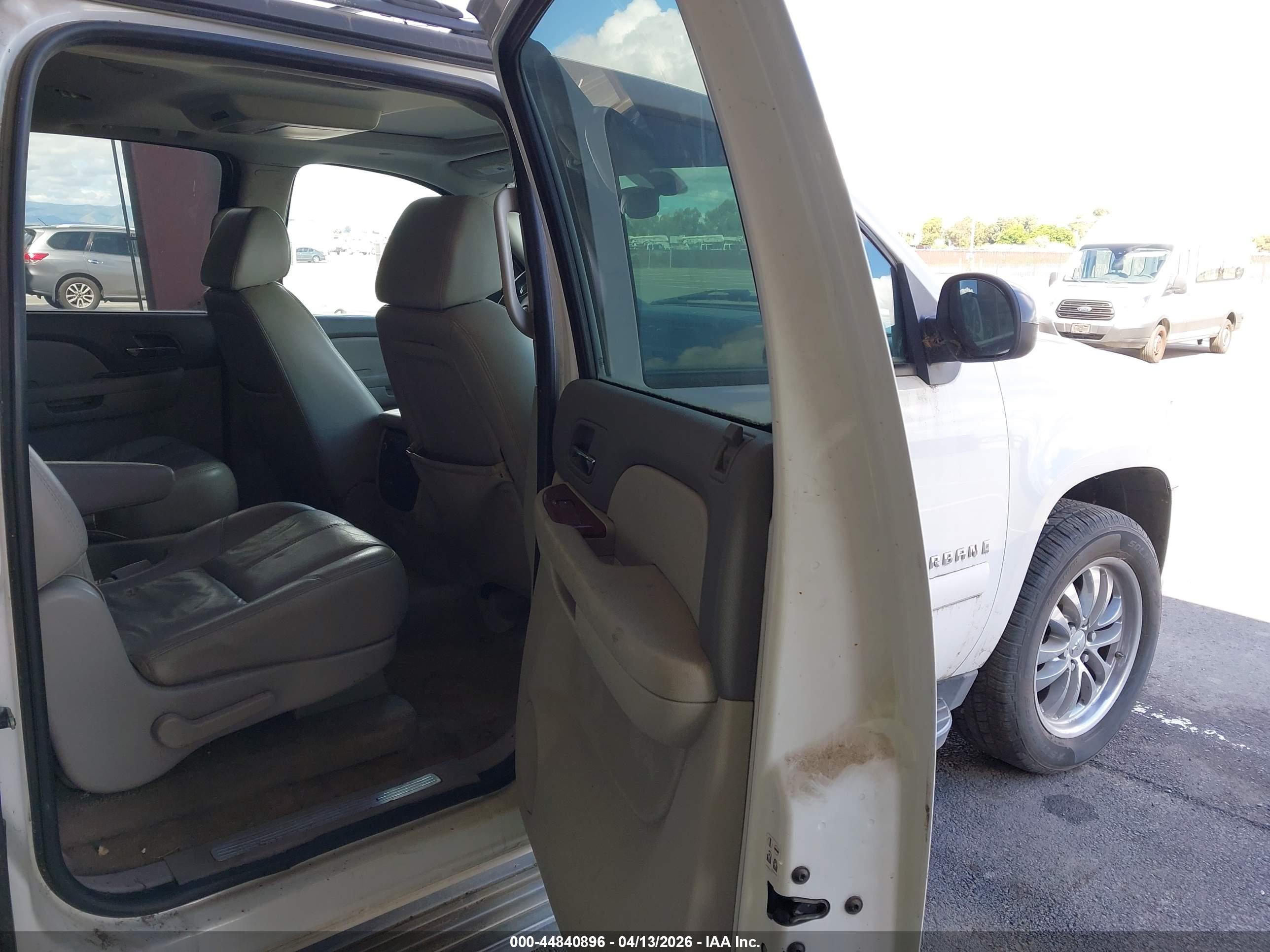 CHEVROLET SUBURBAN image 8