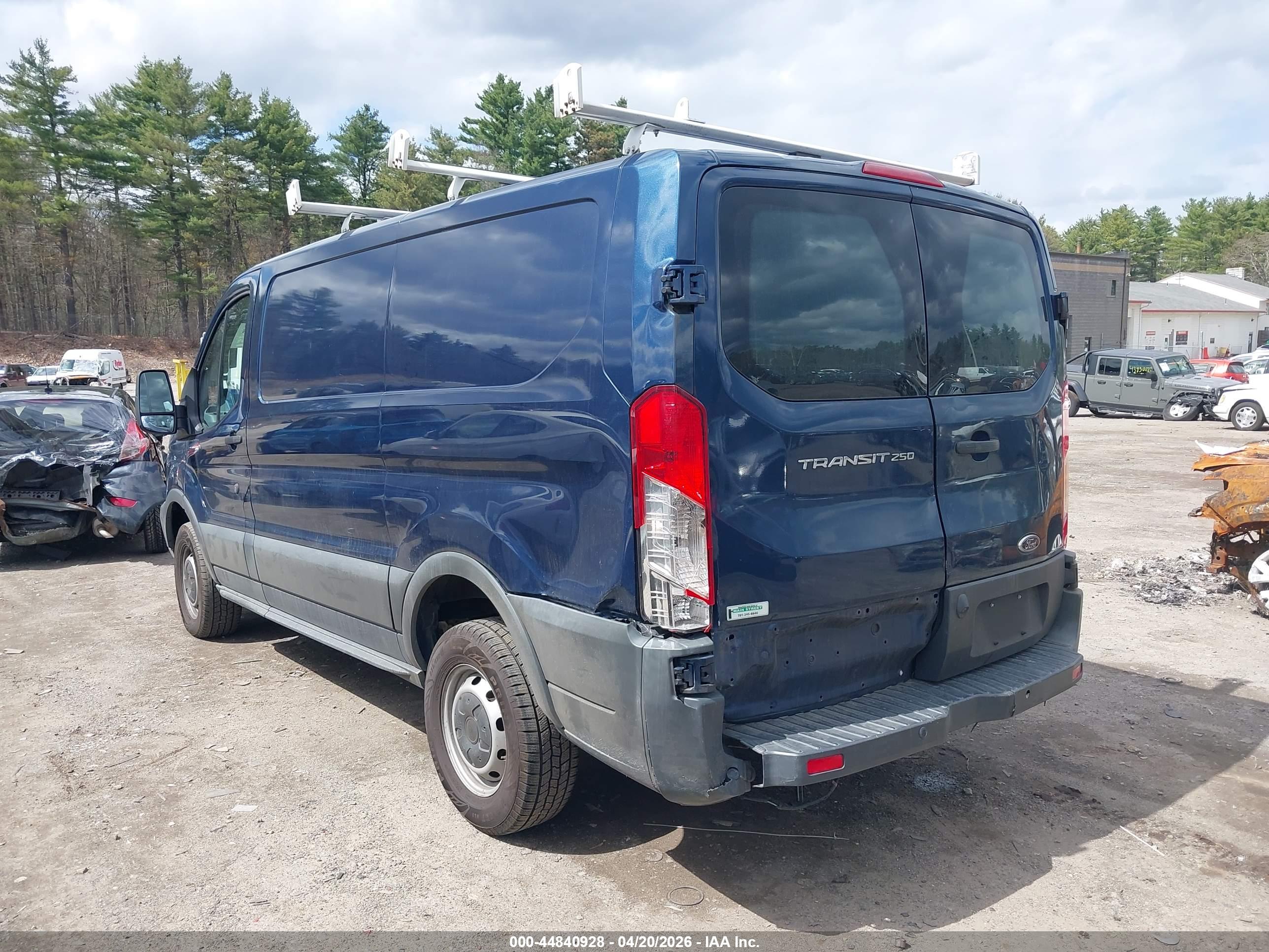 FORD TRANSIT-250 image 3
