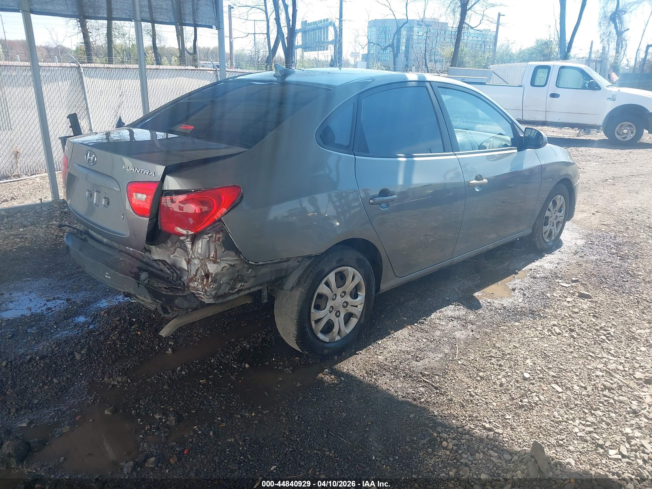 HYUNDAI ELANTRA image 4