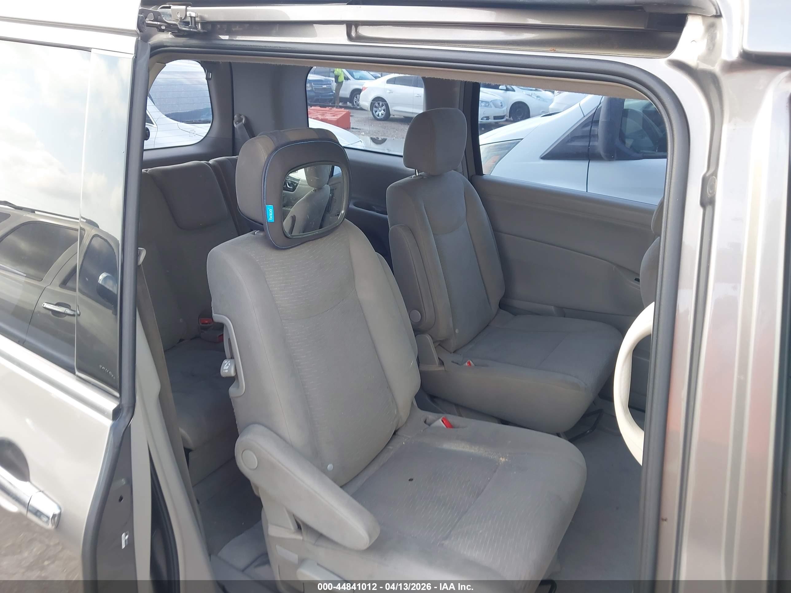 NISSAN QUEST image 8