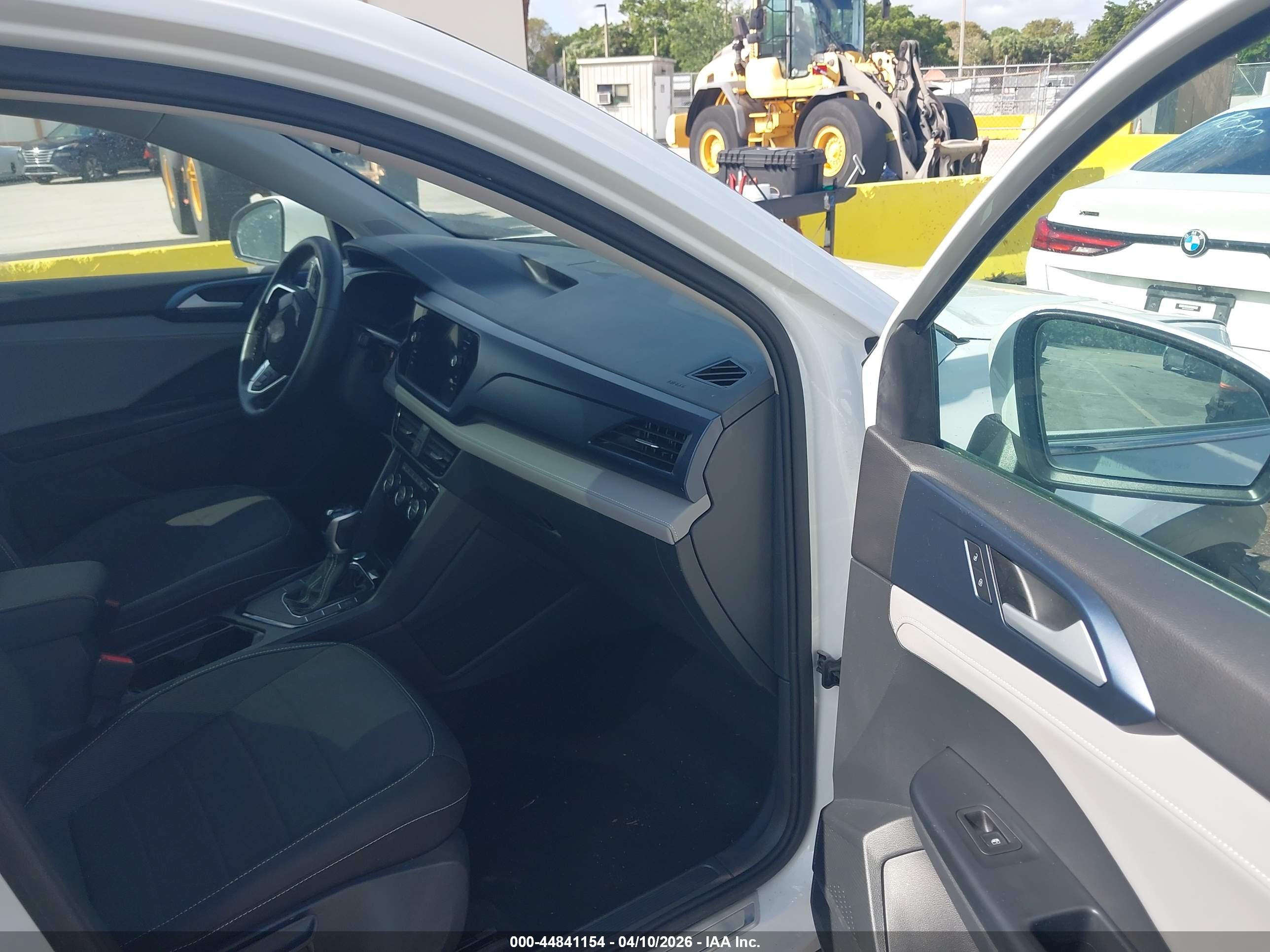 VOLKSWAGEN TAOS image 5