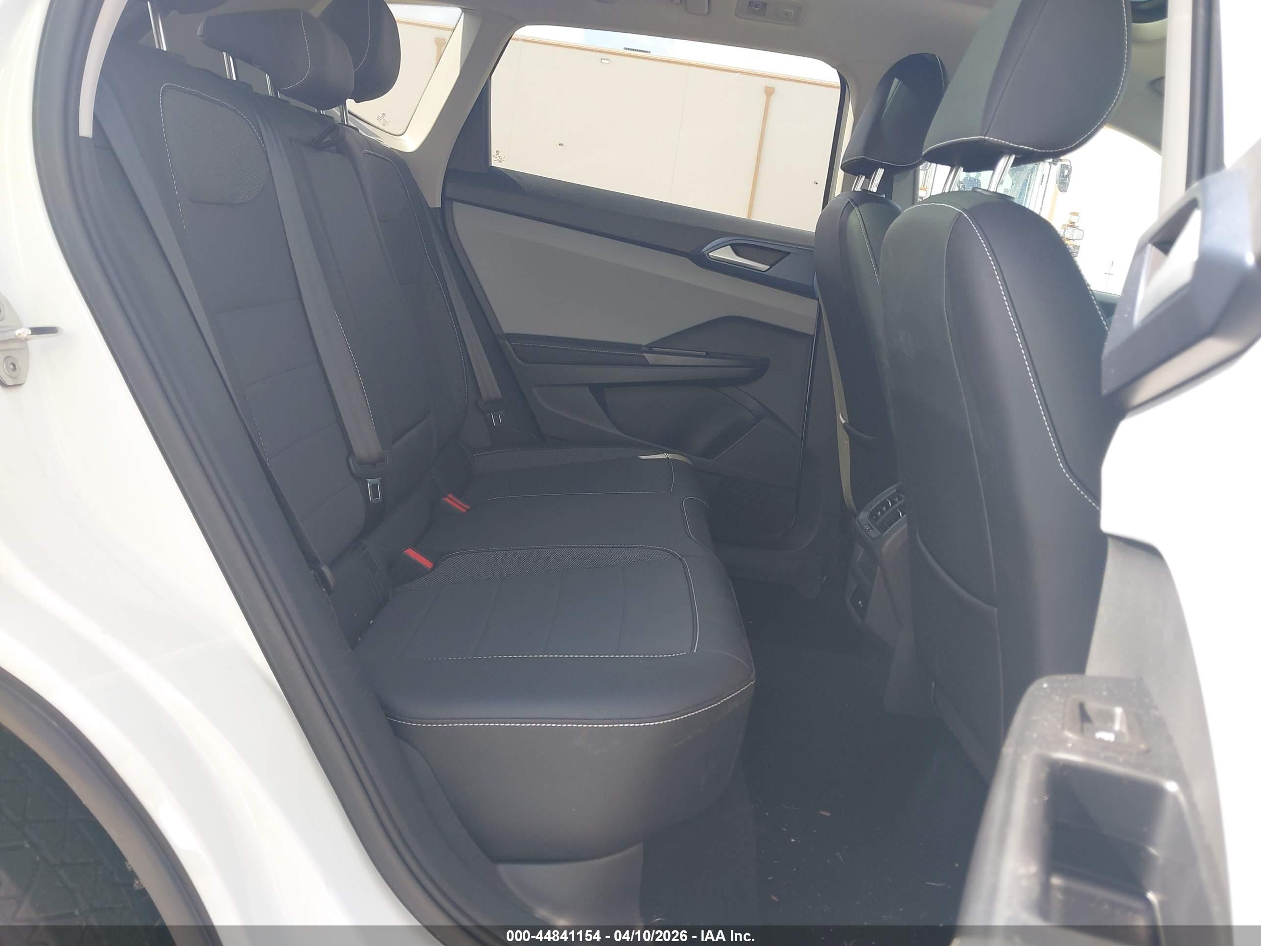 VOLKSWAGEN TAOS image 8