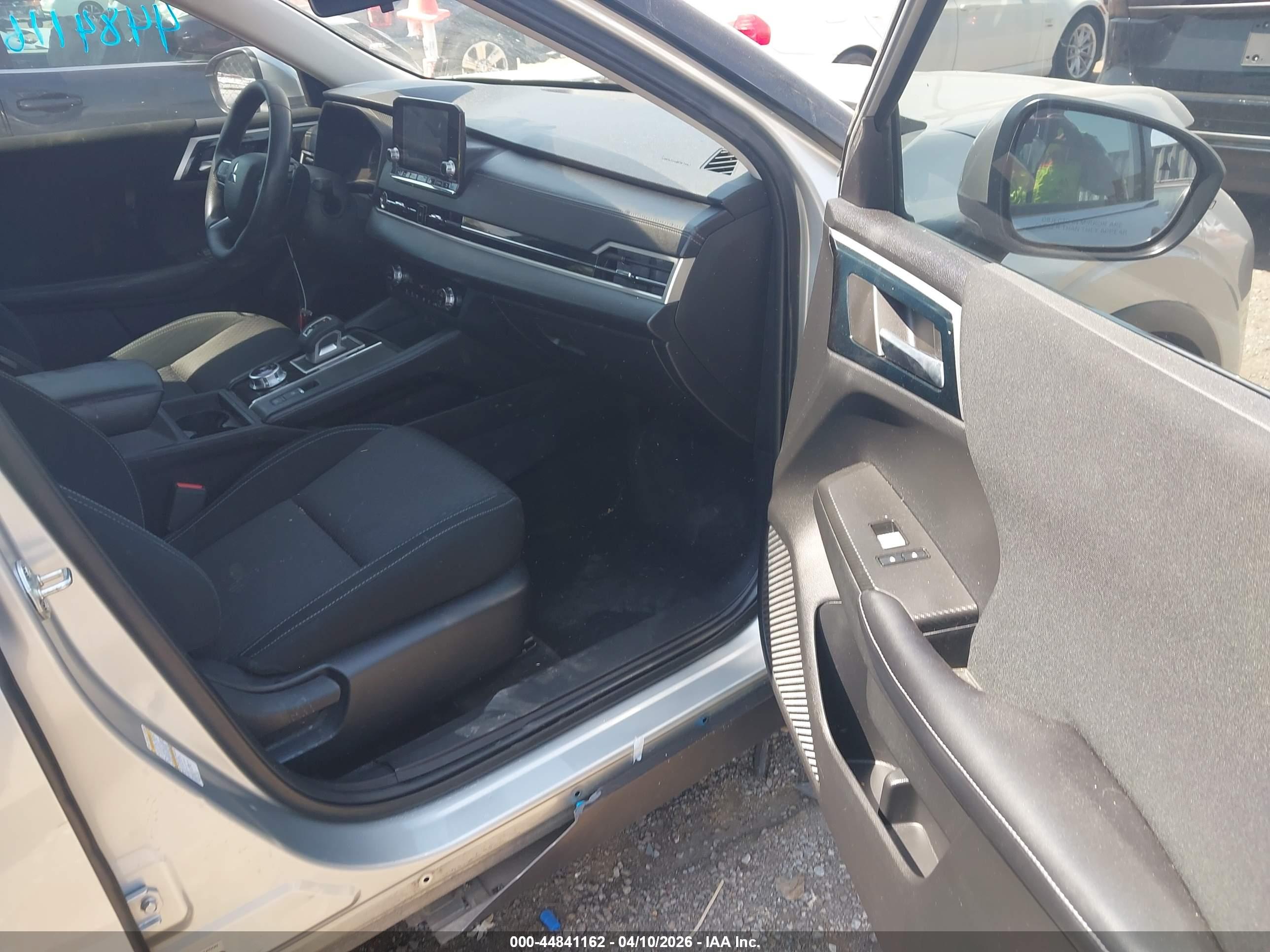 MITSUBISHI OUTLANDER image 5