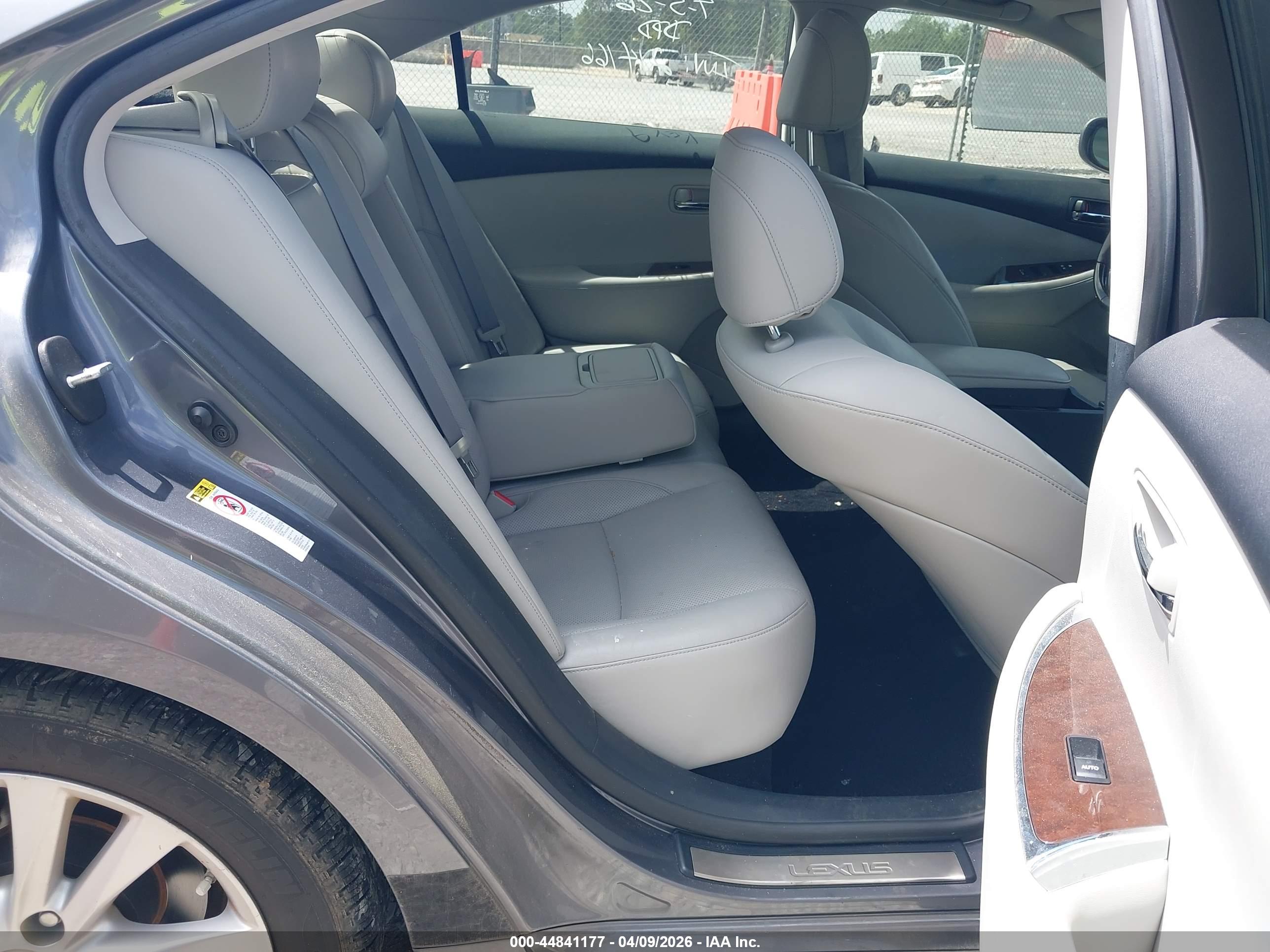 LEXUS ES image 8