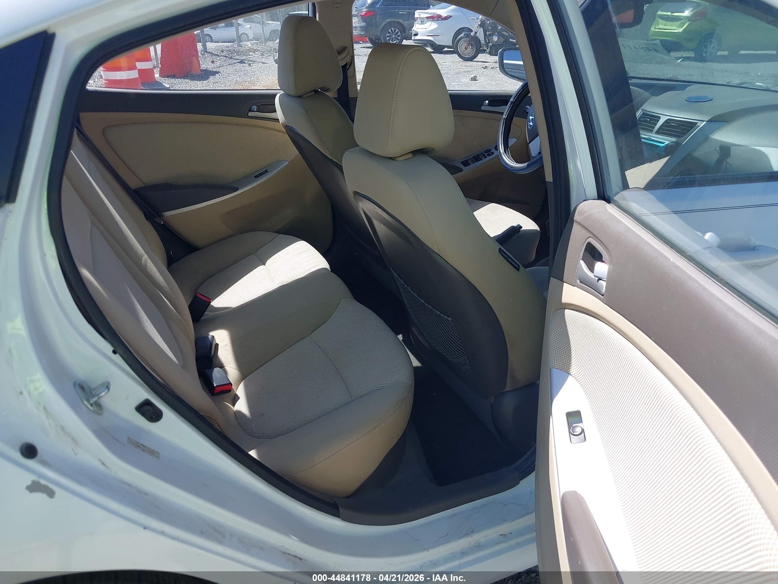 HYUNDAI ACCENT image 8