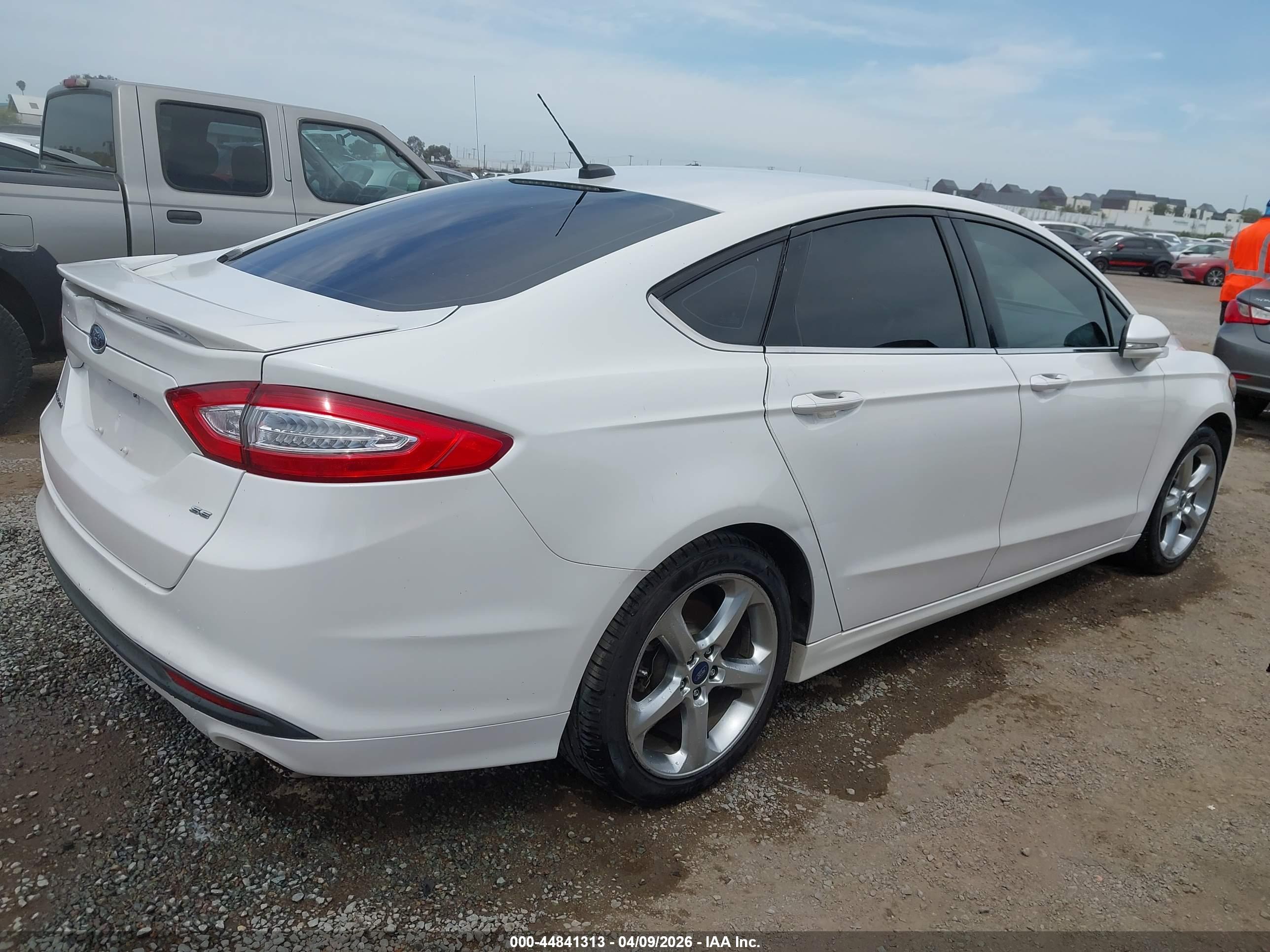 FORD FUSION image 4