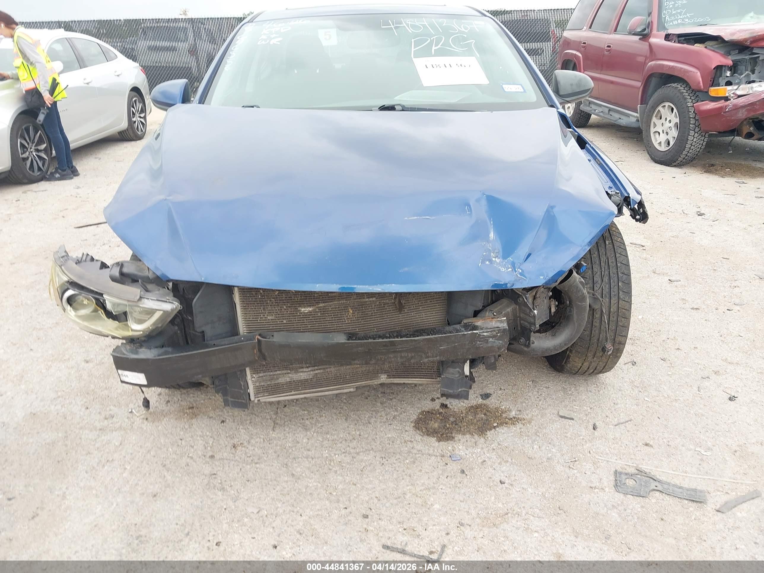HYUNDAI ELANTRA image 6
