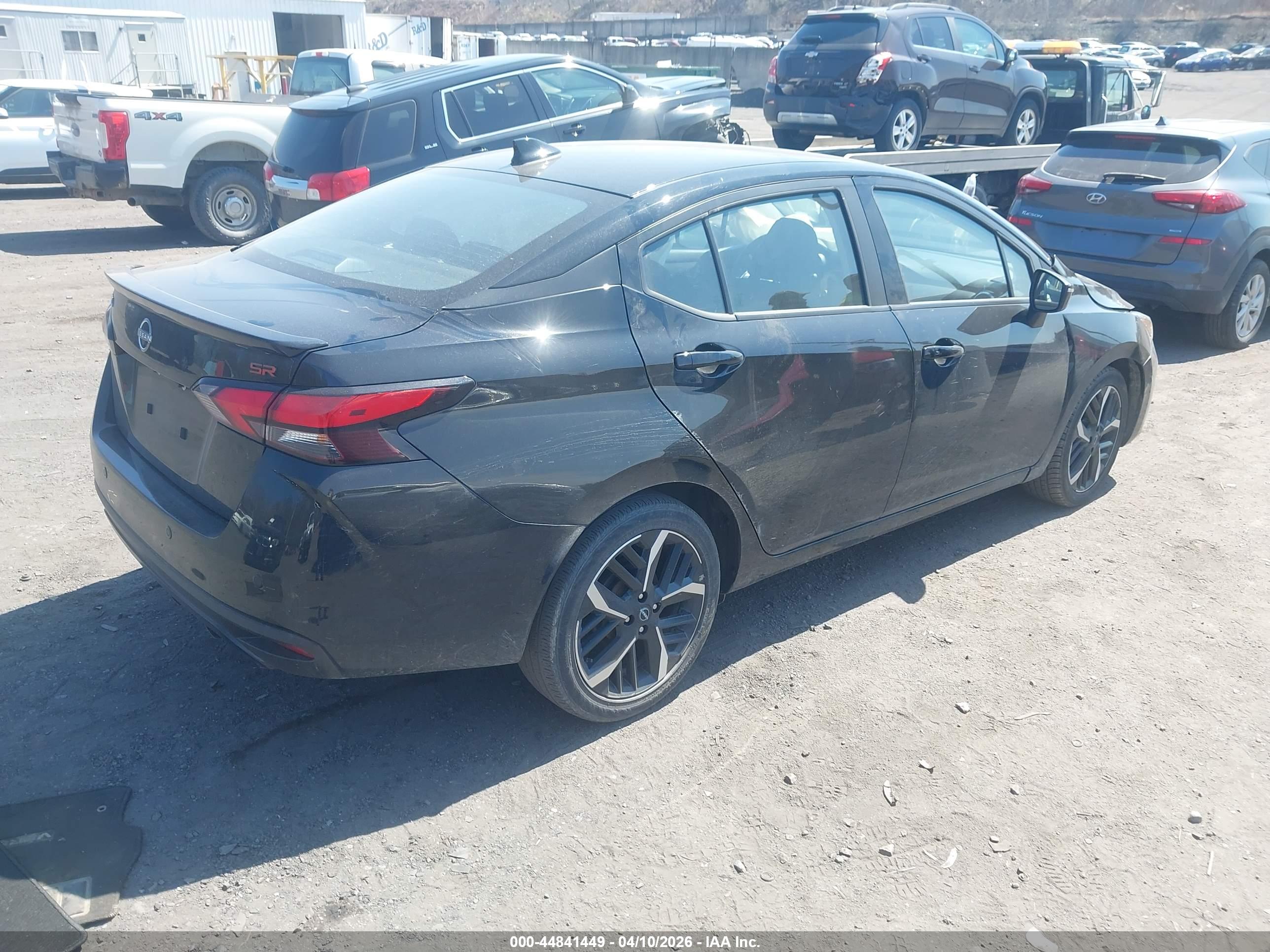 NISSAN VERSA image 4