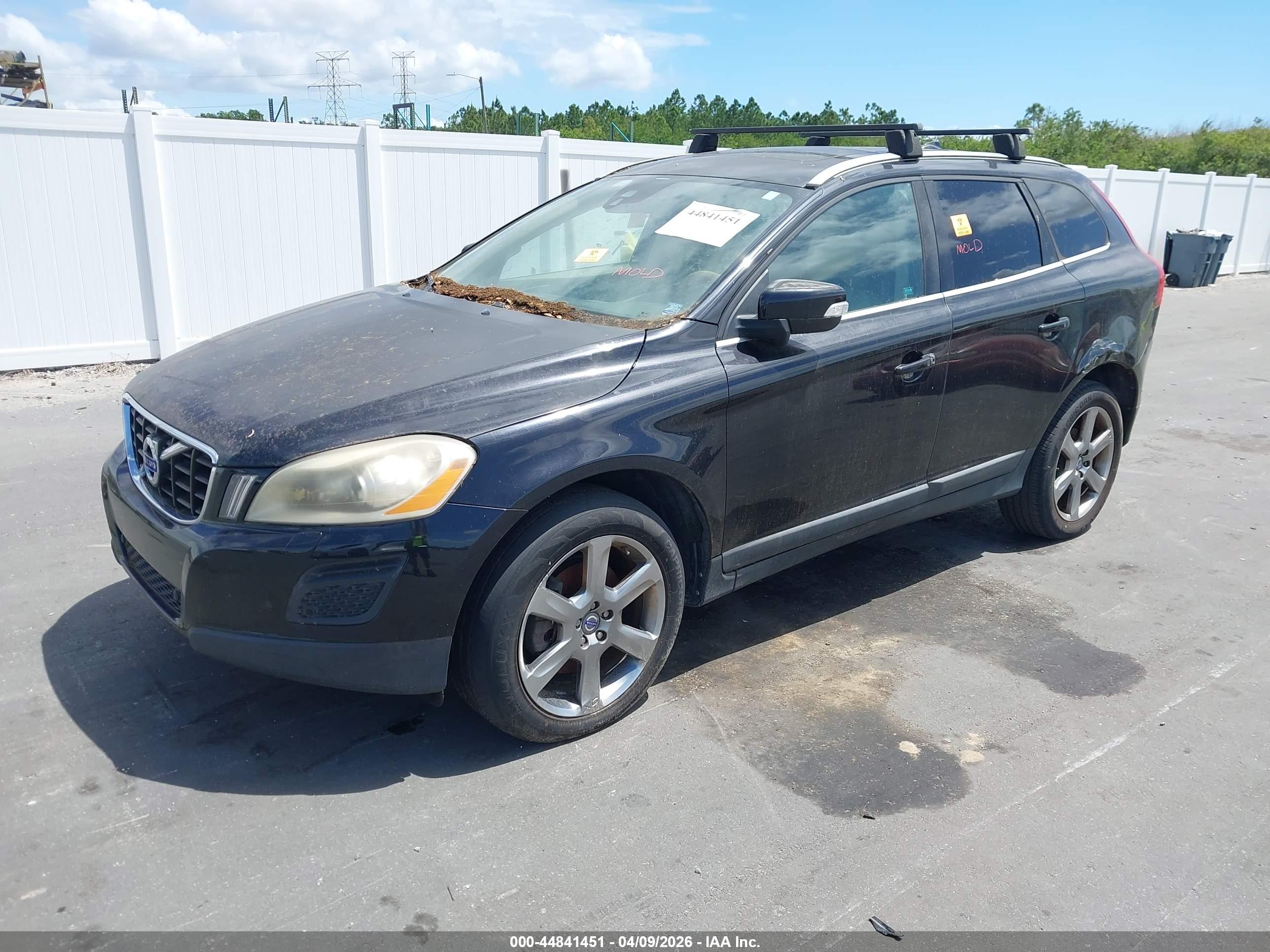 VOLVO XC60 image 2
