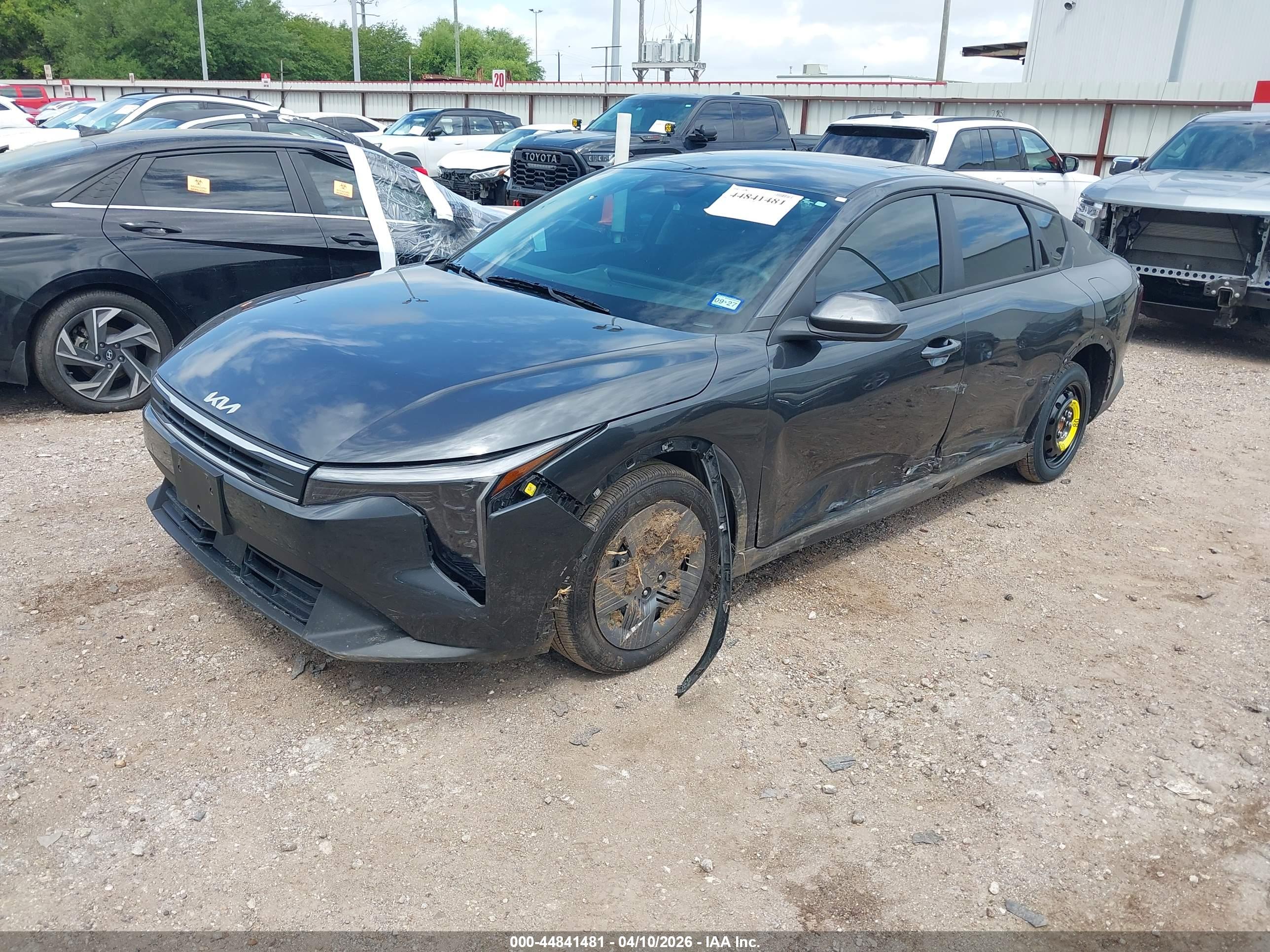 KIA K4 image 2