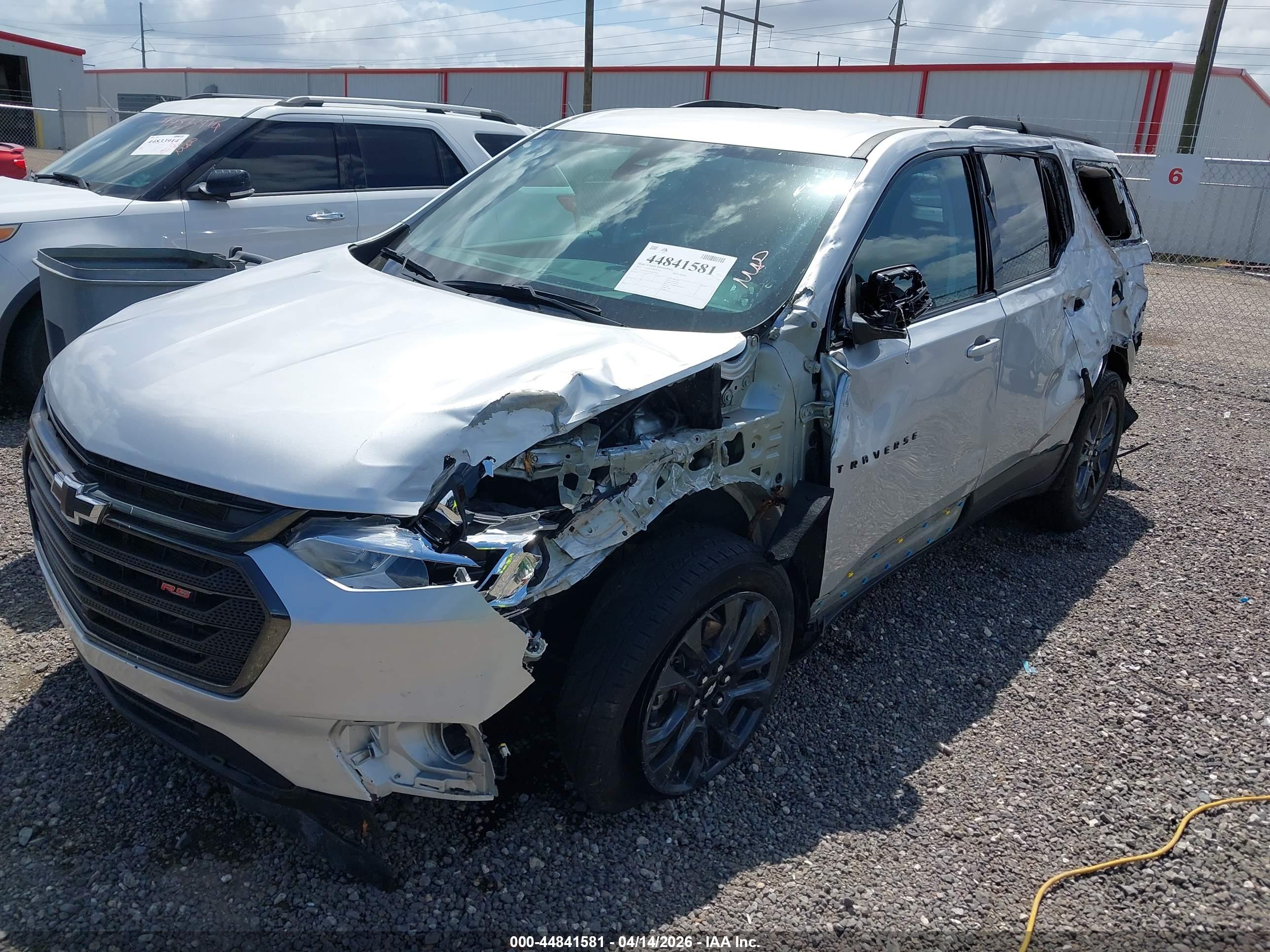 CHEVROLET TRAVERSE image 2