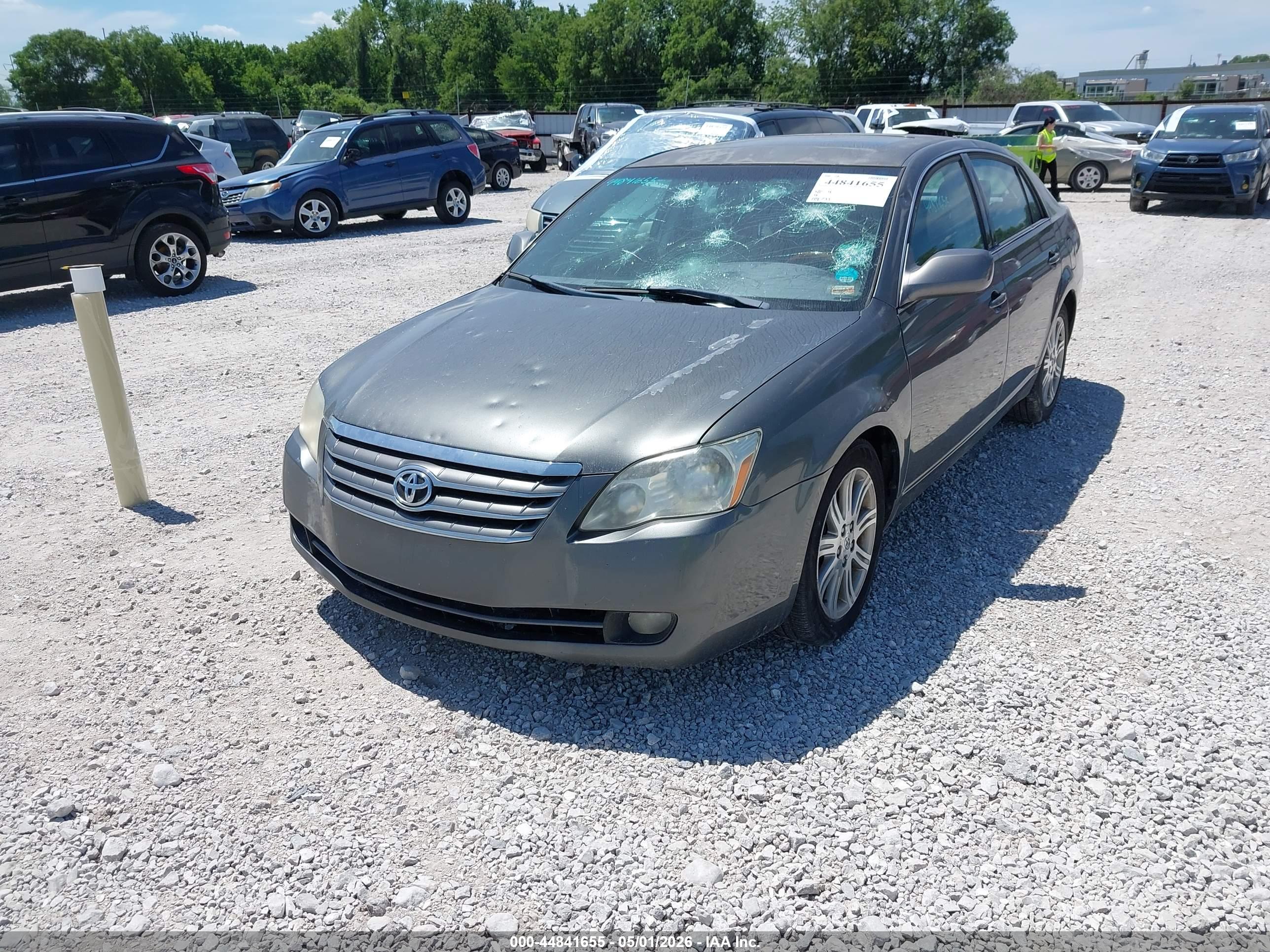 TOYOTA AVALON image 2