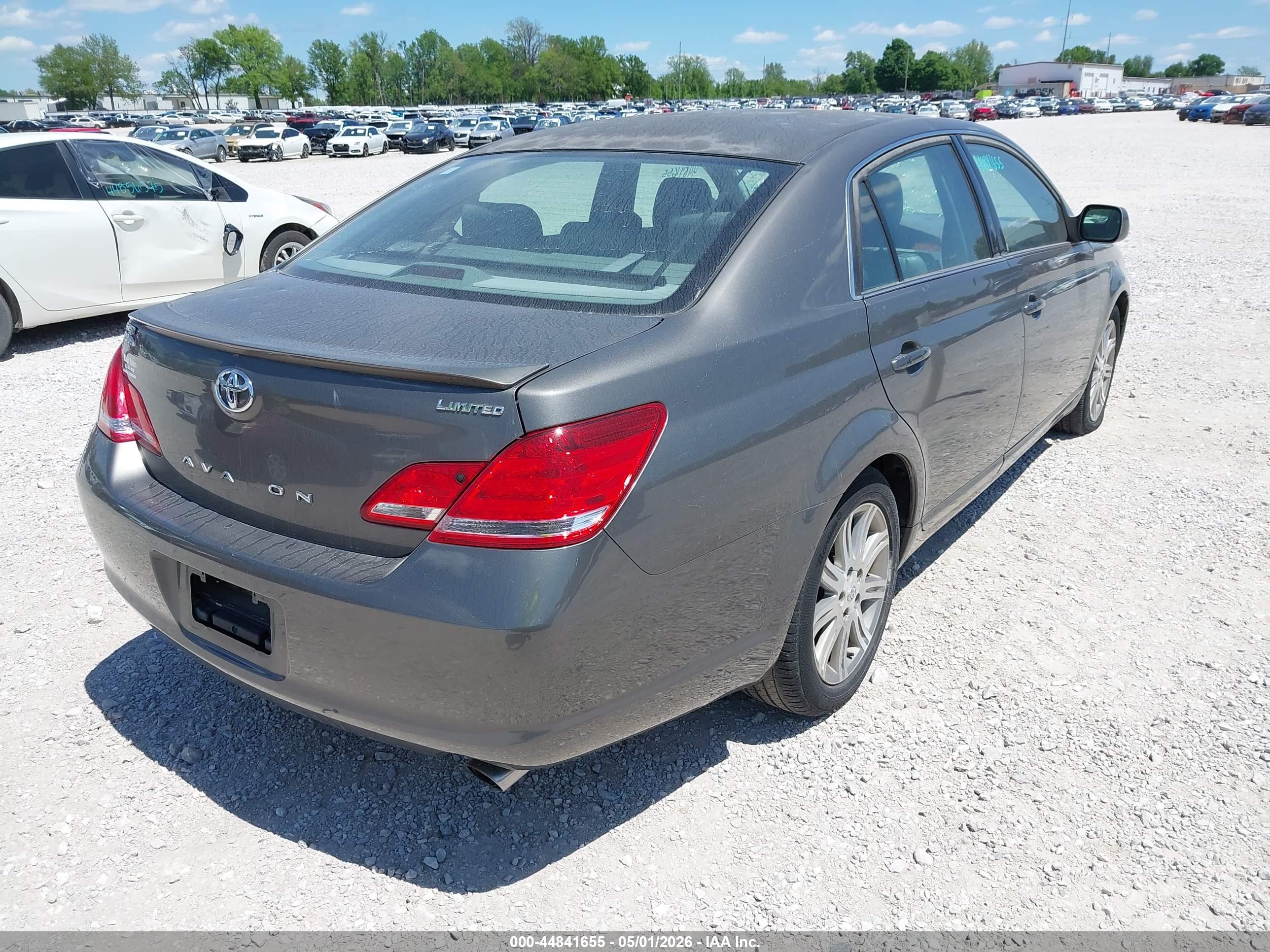 TOYOTA AVALON image 4