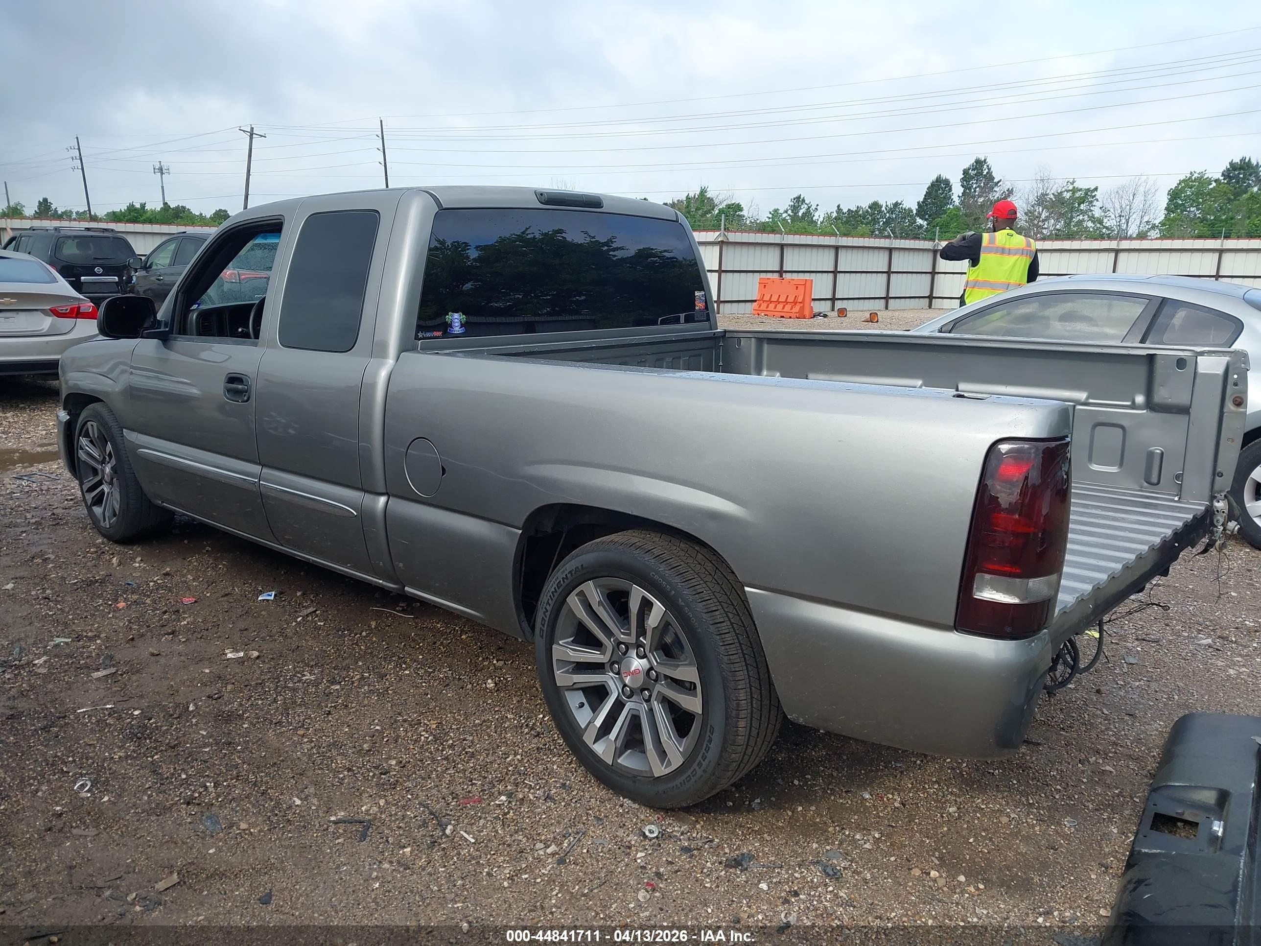 GMC SIERRA image 3