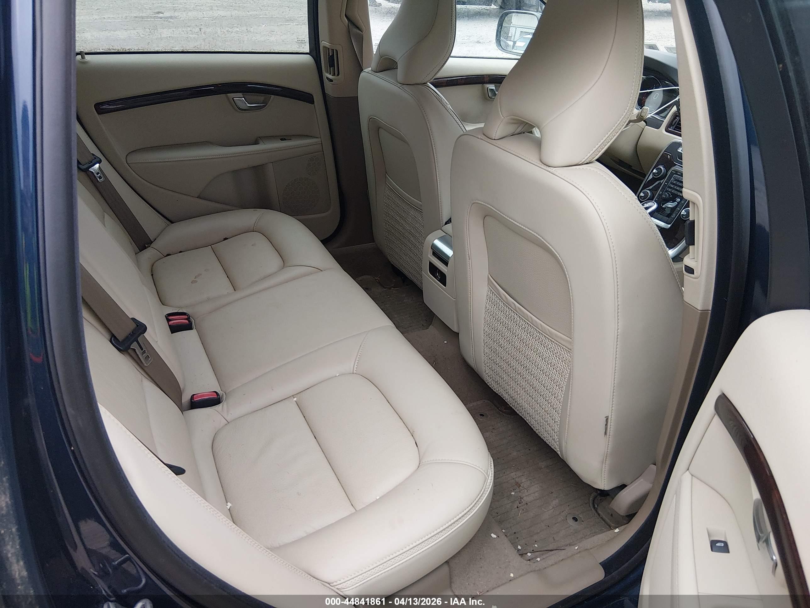 VOLVO XC70 image 8