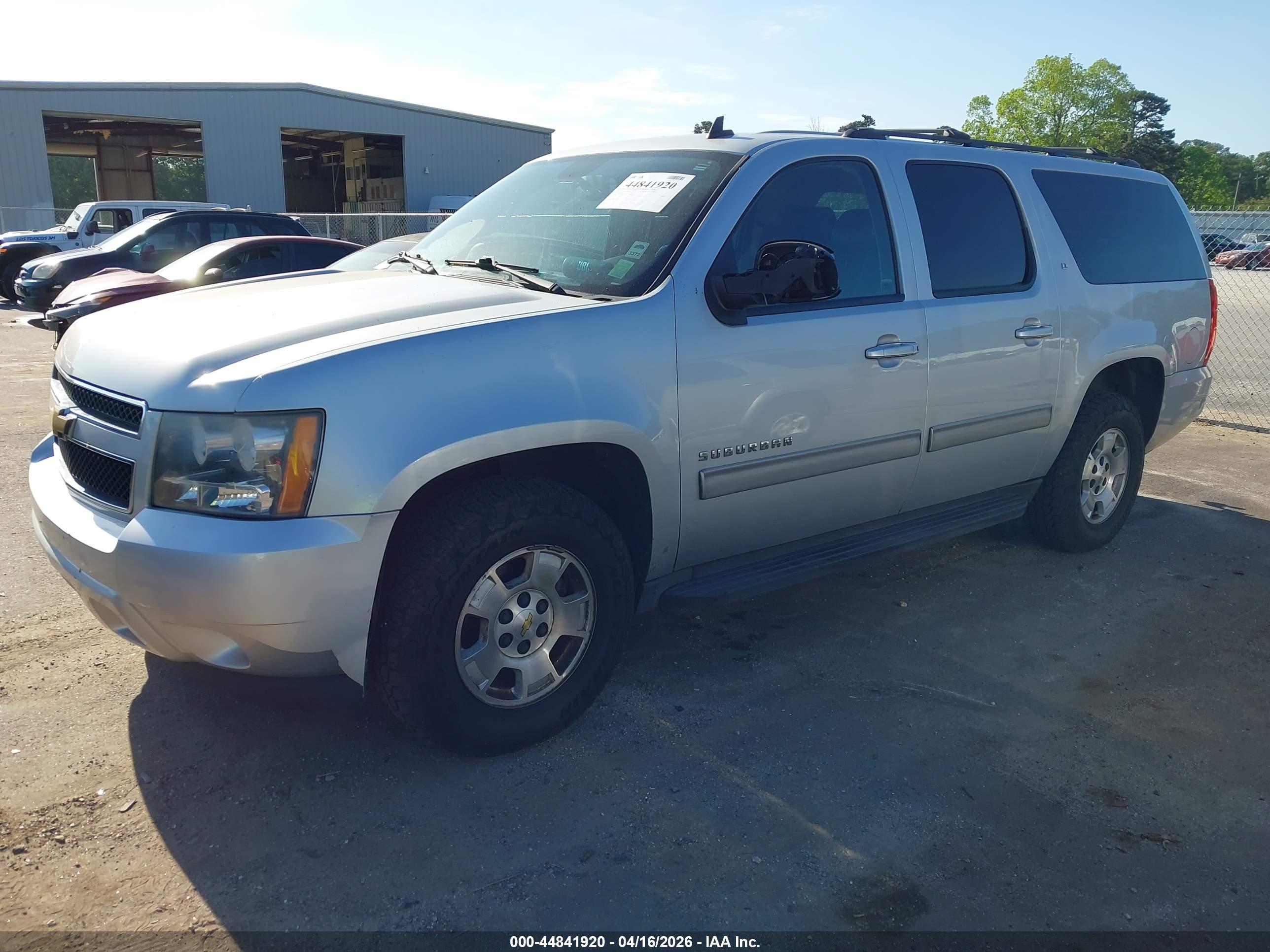 CHEVROLET SUBURBAN image 2