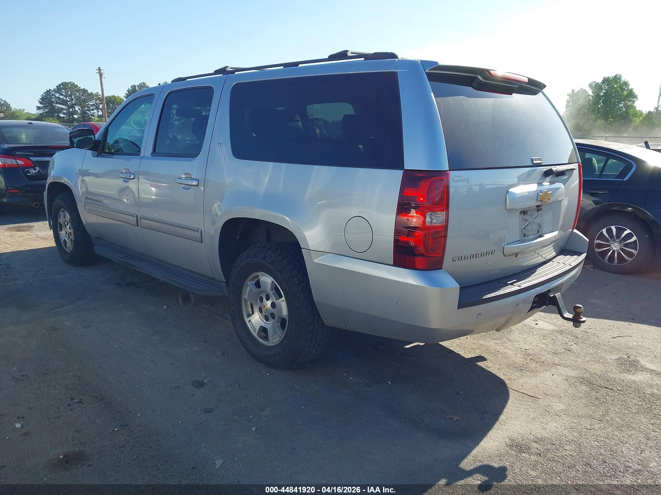 CHEVROLET SUBURBAN image 3