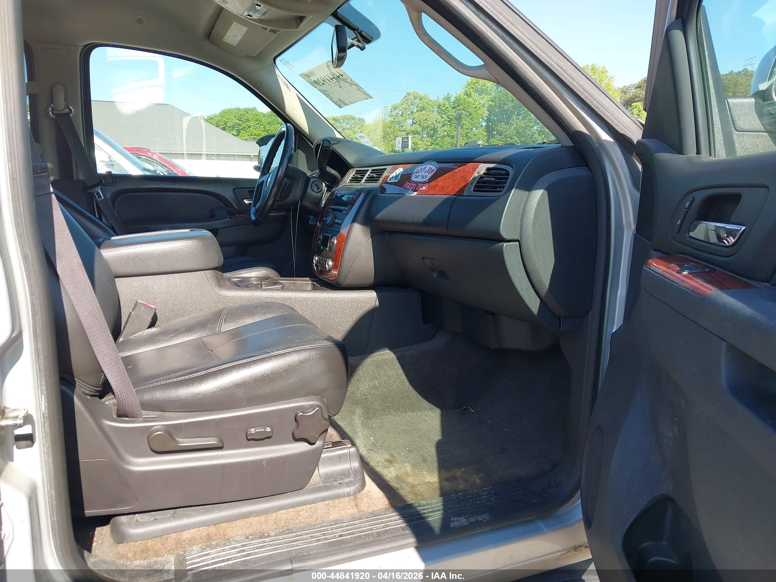 CHEVROLET SUBURBAN image 5
