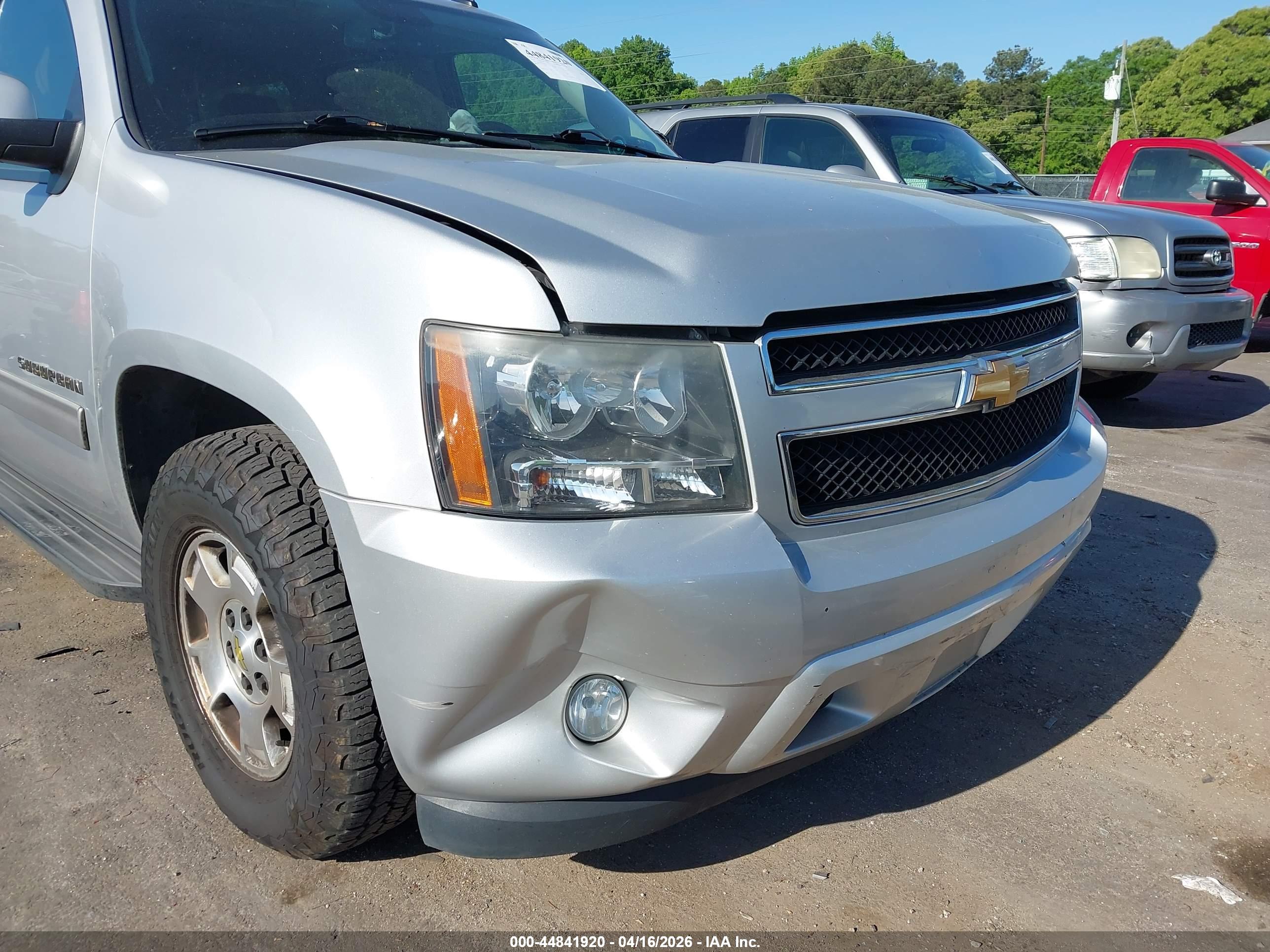 CHEVROLET SUBURBAN image 6
