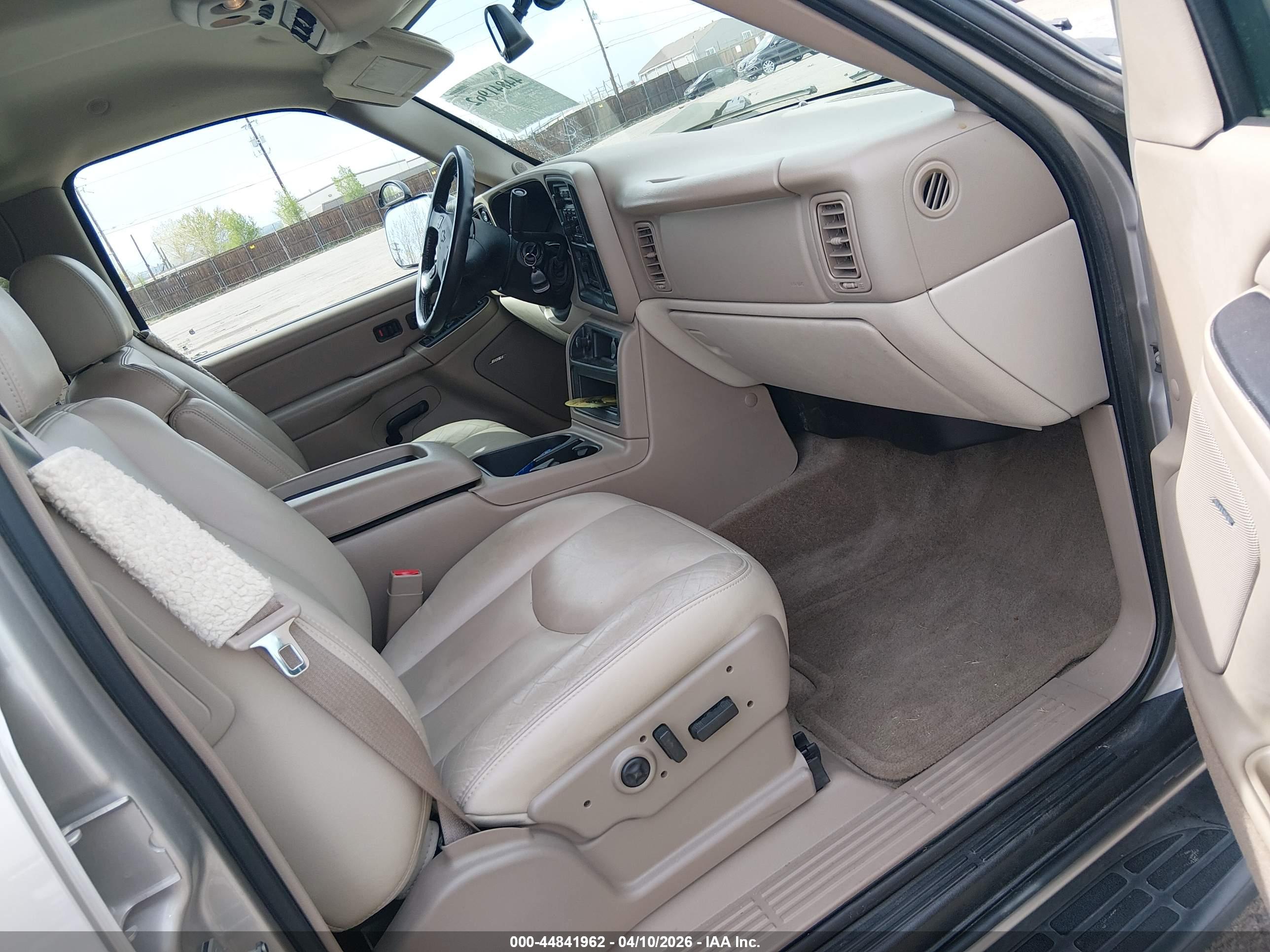 CHEVROLET SUBURBAN image 5