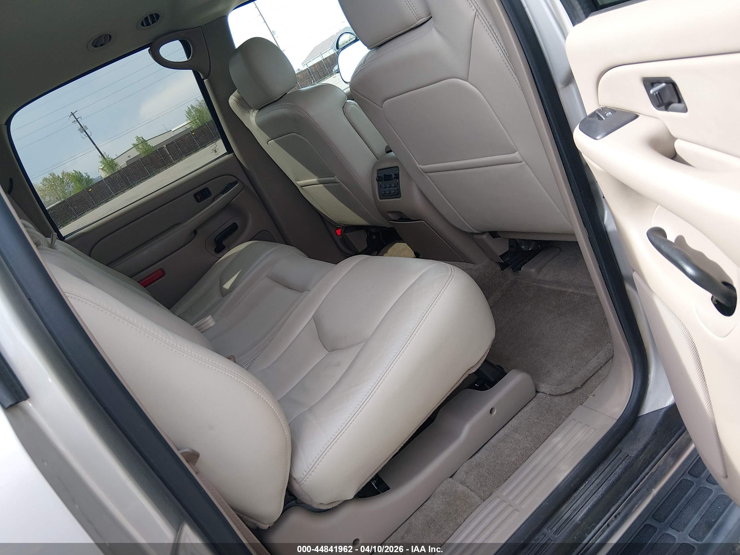CHEVROLET SUBURBAN image 8