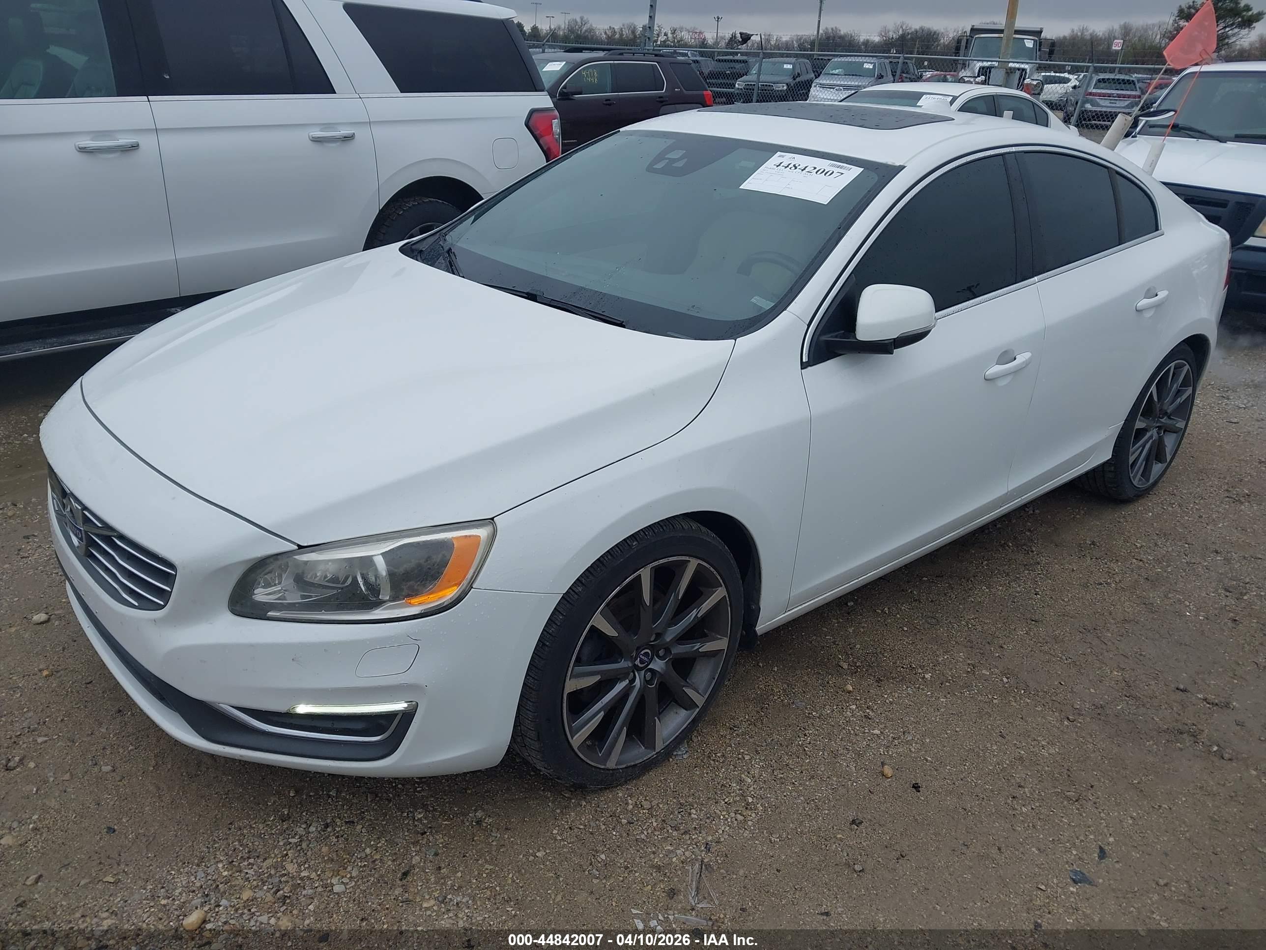 VOLVO S60 image 2