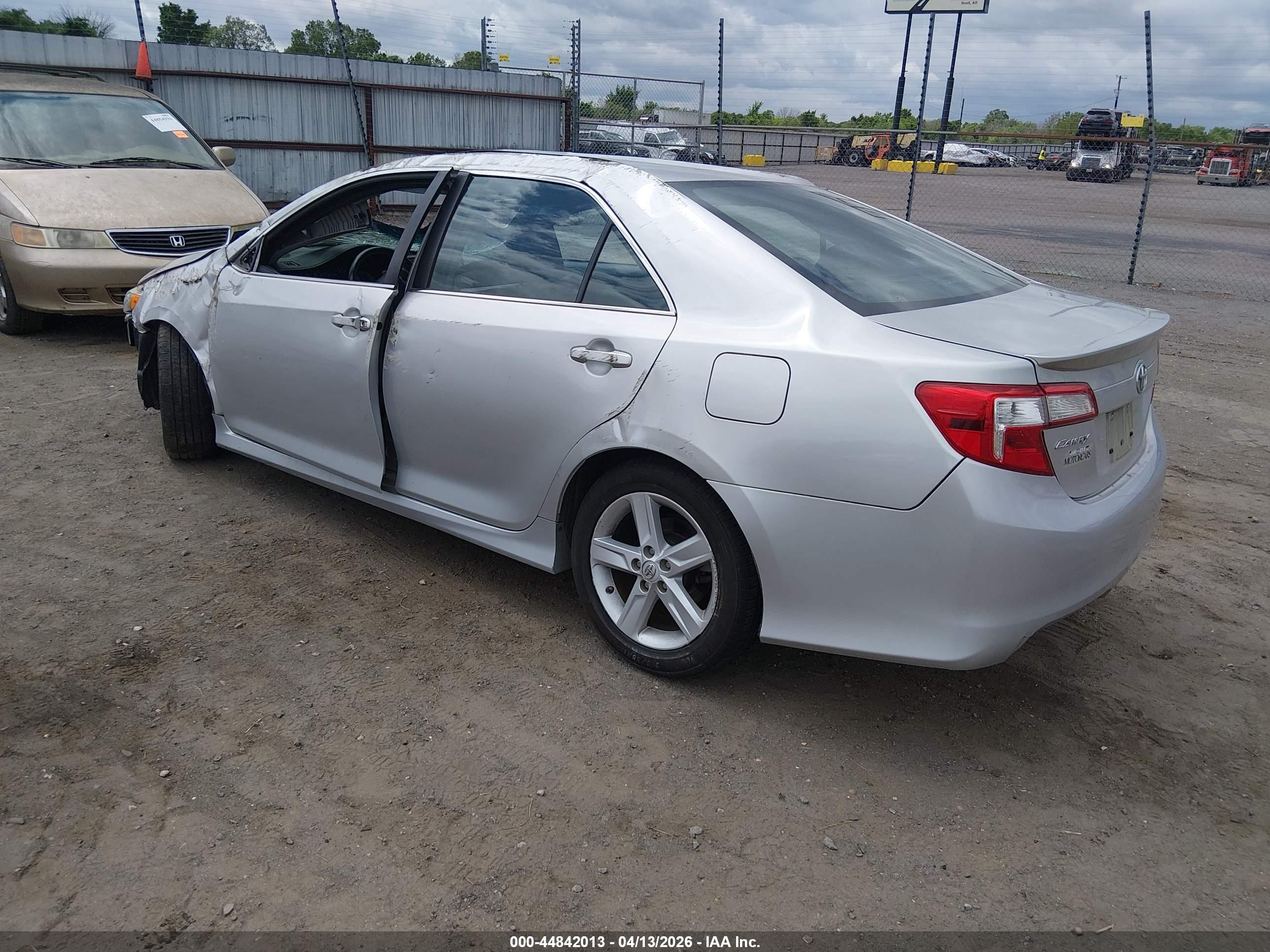 TOYOTA CAMRY image 3