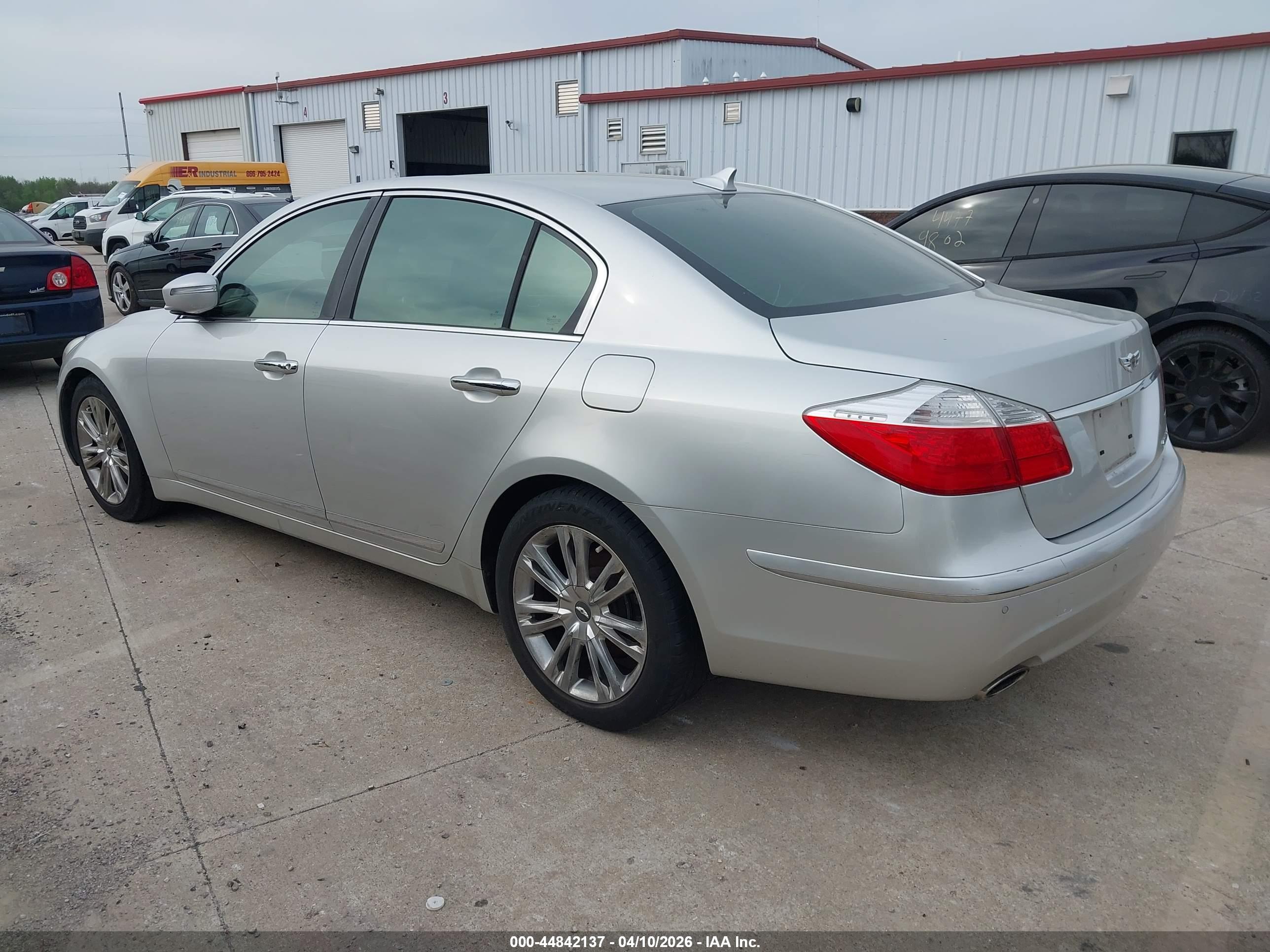 HYUNDAI GENESIS image 3