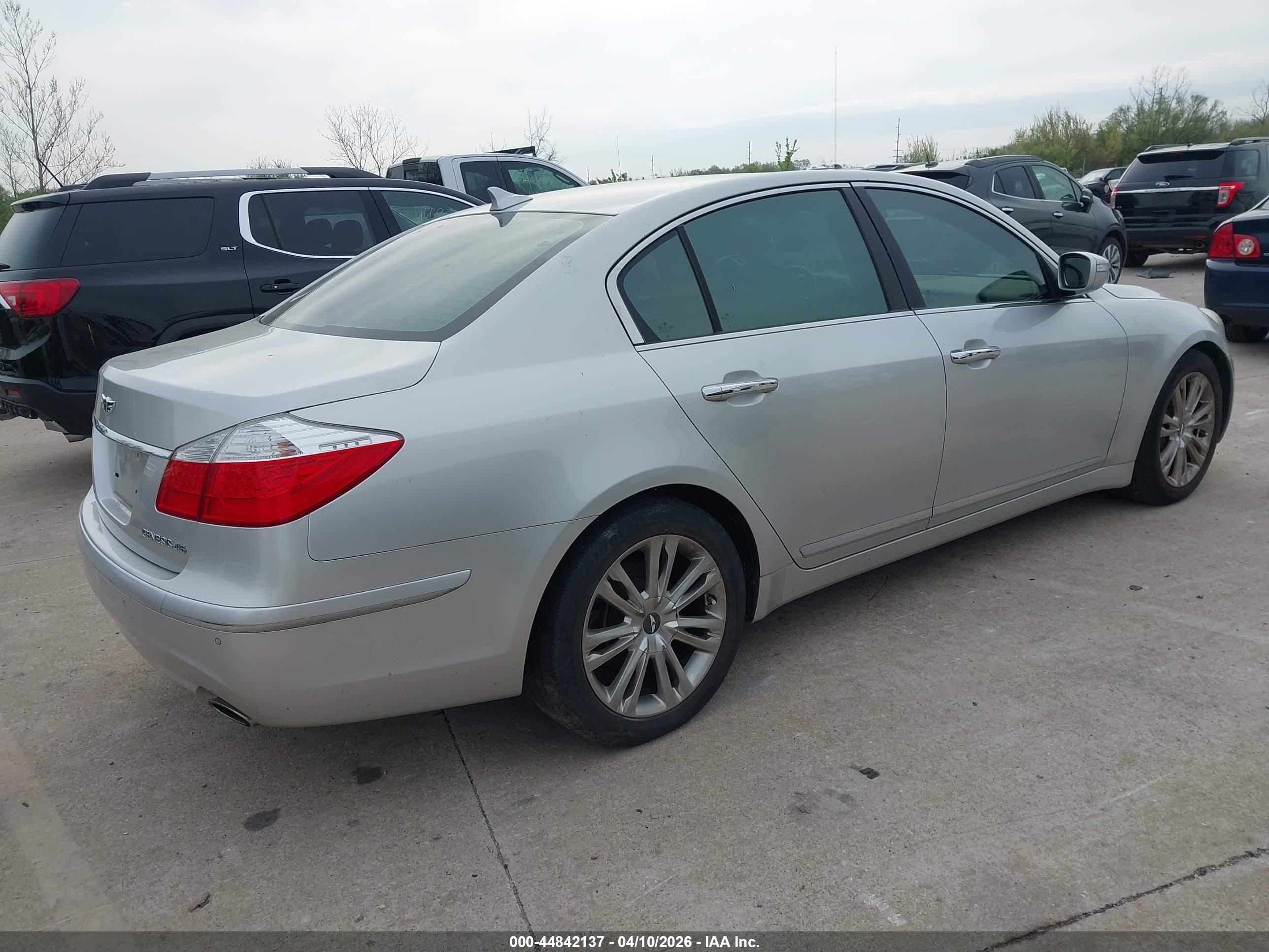 HYUNDAI GENESIS image 4